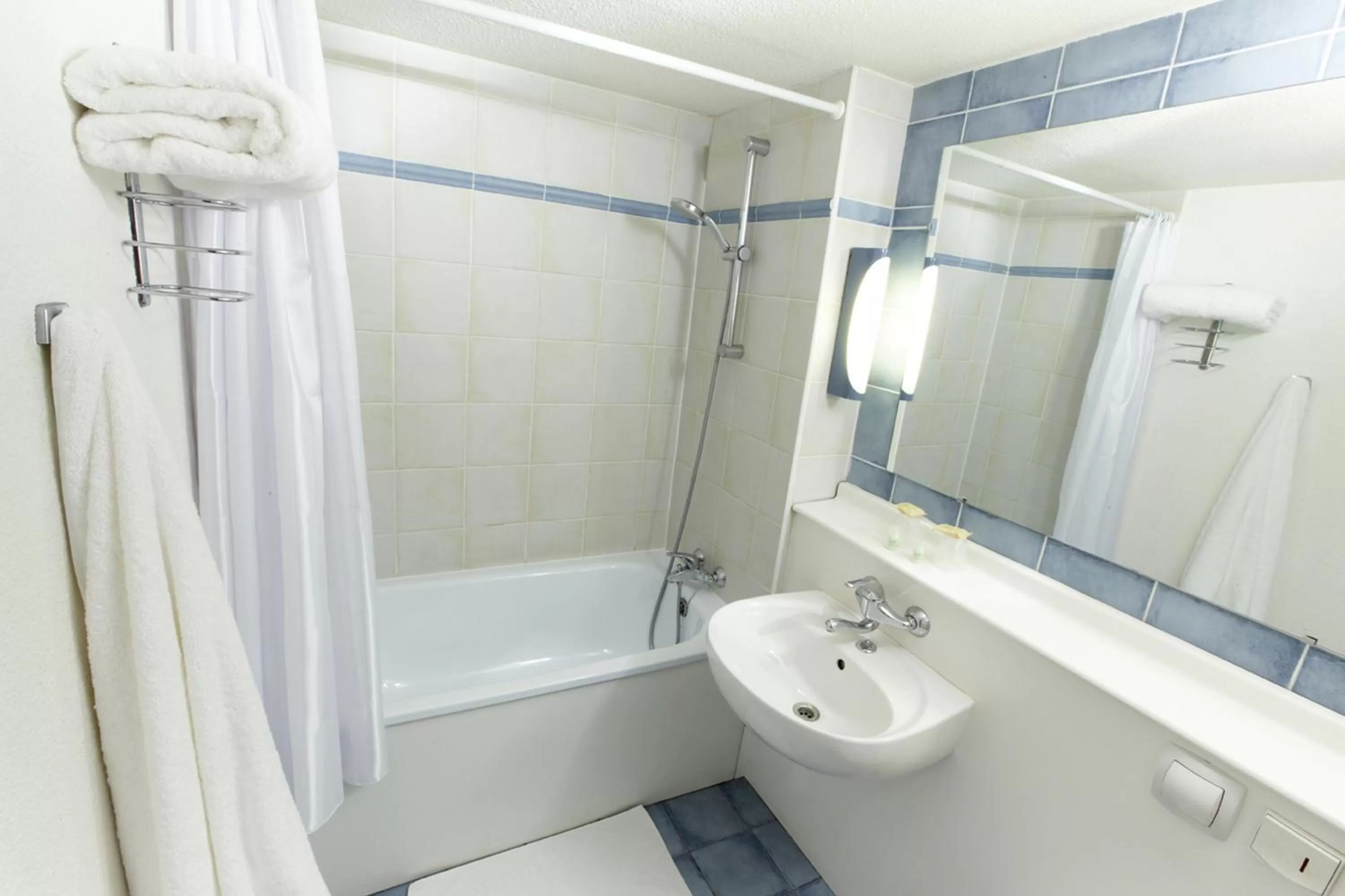 Shower in Campanile Hotel & Restaurant Brussels Vilvoorde