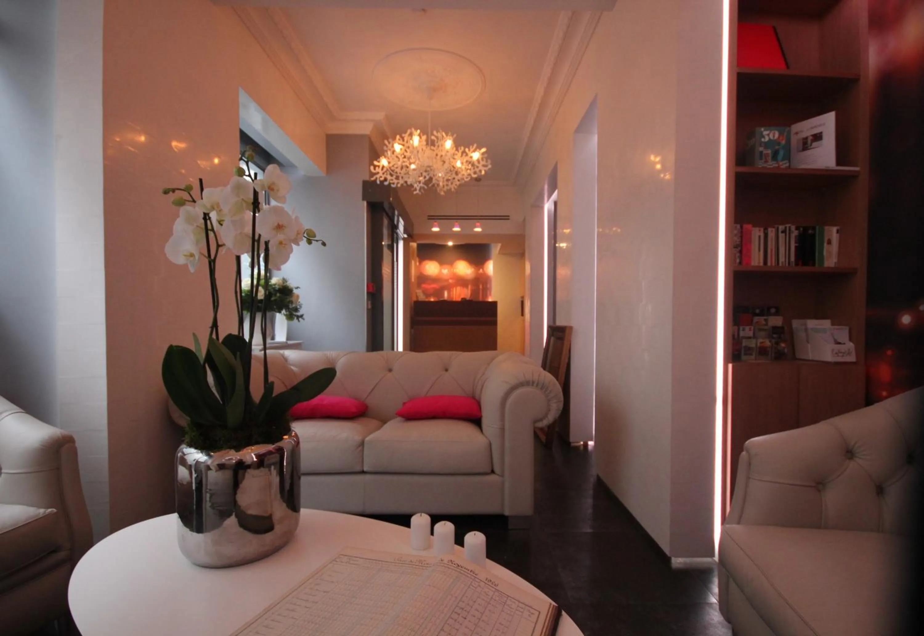 Lobby or reception in Hôtel Lumières Montmartre Paris