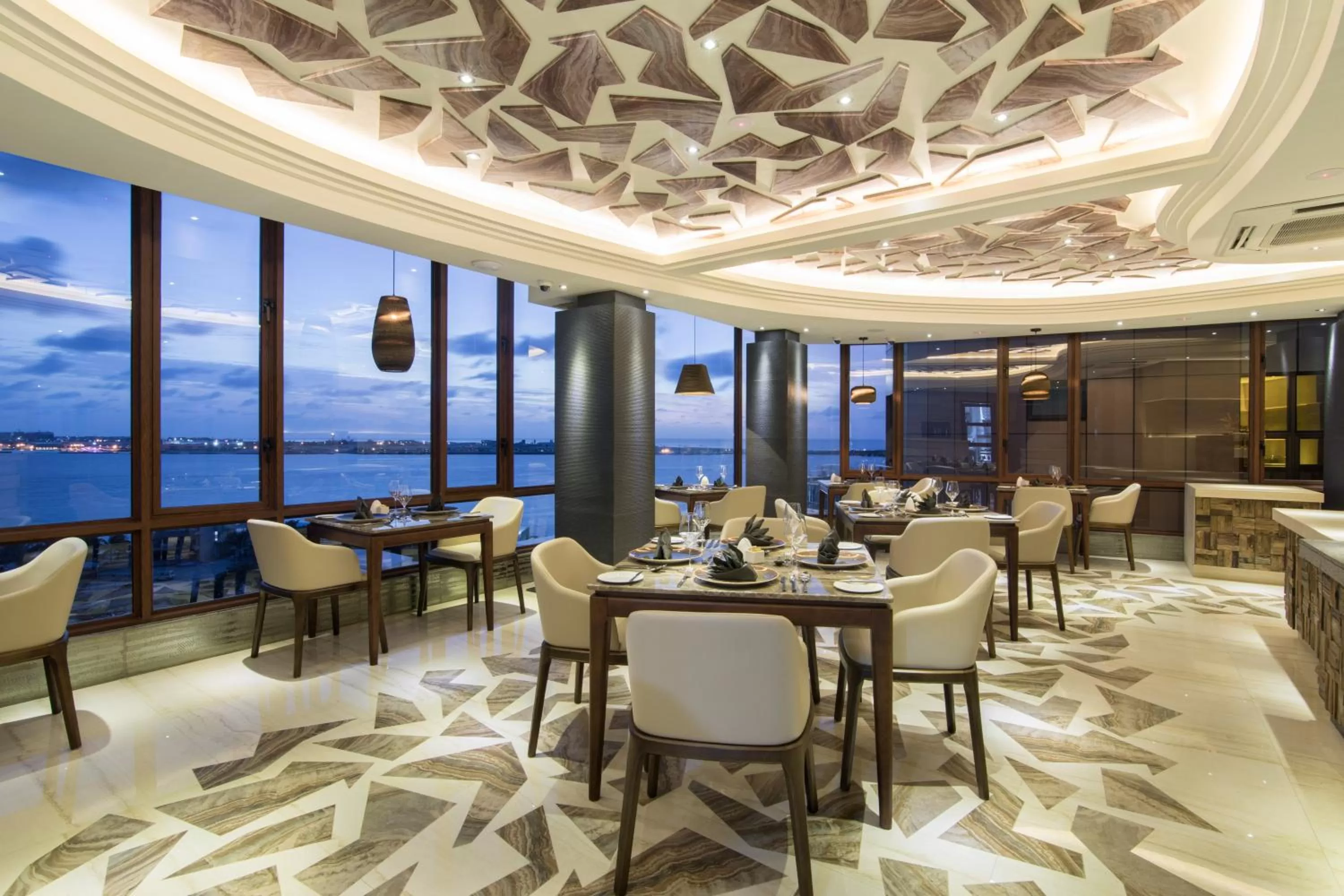 Restaurant/places to eat in Samann Grand