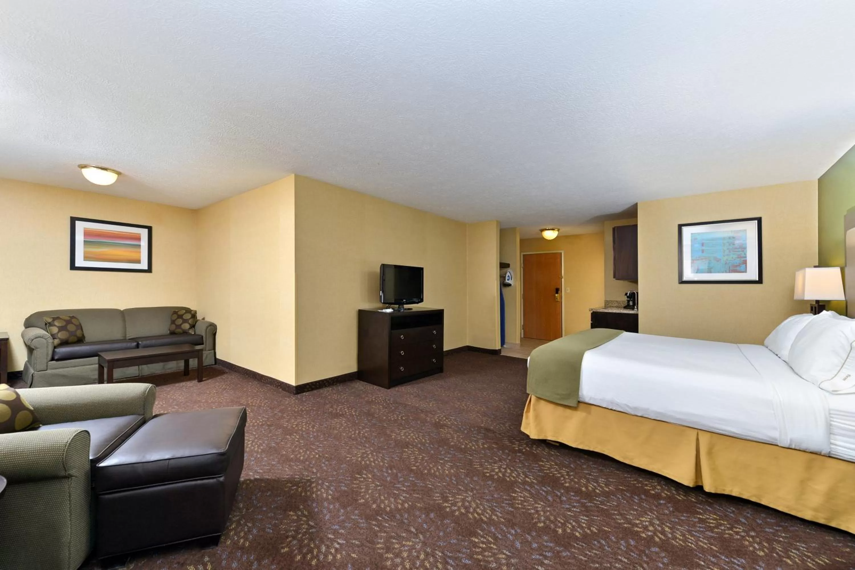 Photo of the whole room, Bed in Holiday Inn Express Hotel & Suites Charlotte by IHG