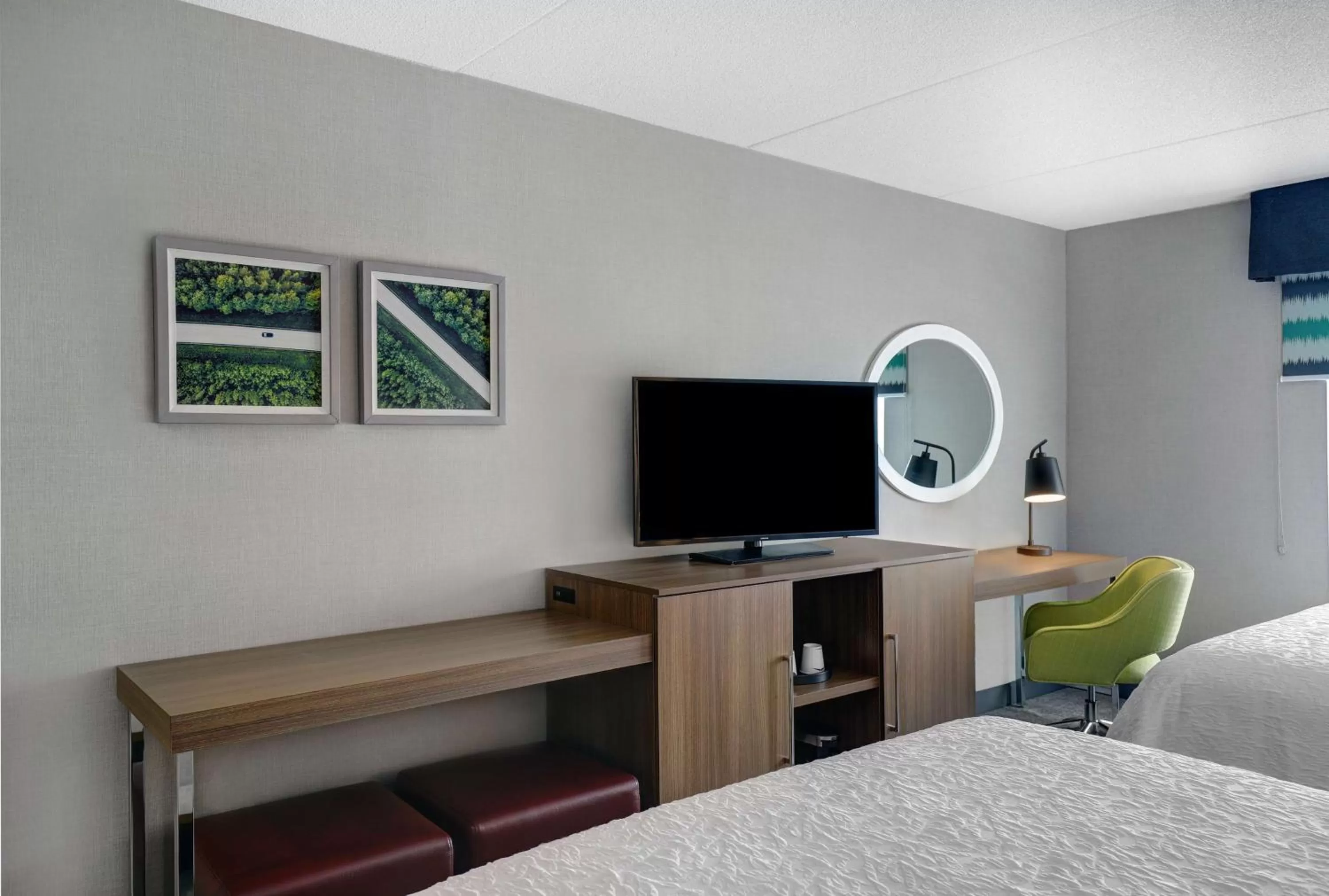 Bedroom, Bed in Hampton Inn & Suites Belleville