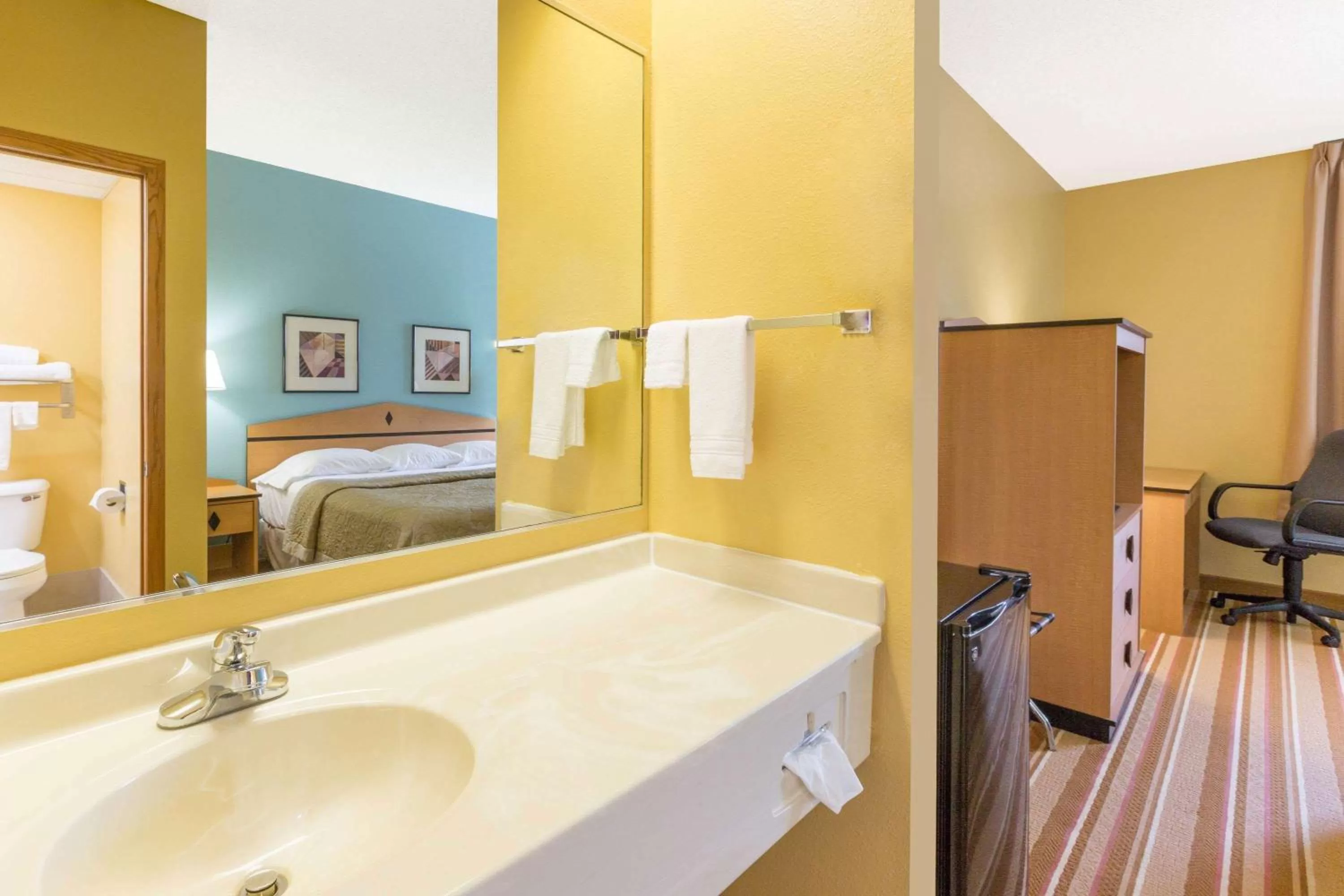 Bathroom, Bed in Super 8 by Wyndham Clarinda