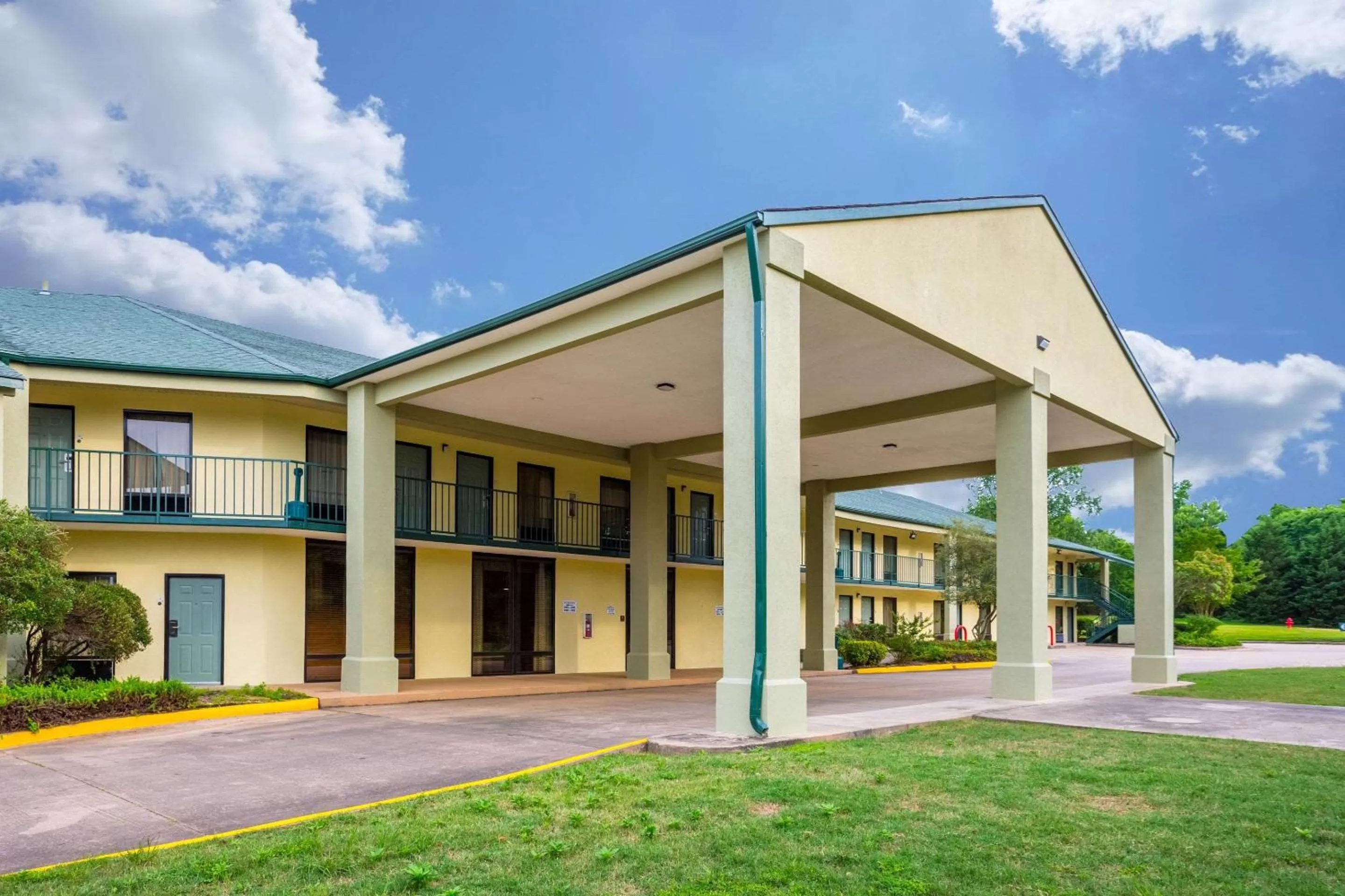 Property building in Quality Inn Heber Springs