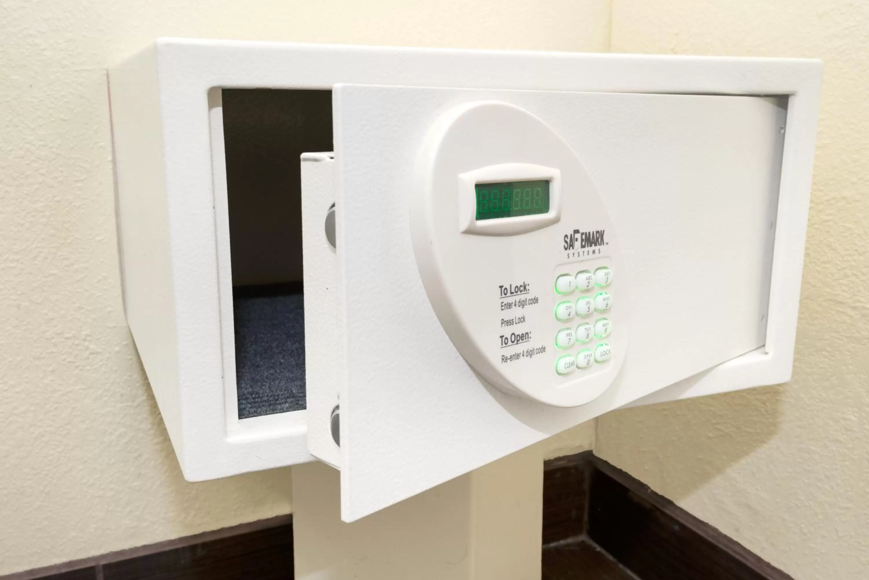 Twin Room with 2 Queen Beds and Pool View, Non-Smoking  in Days Inn by Wyndham Albuquerque West