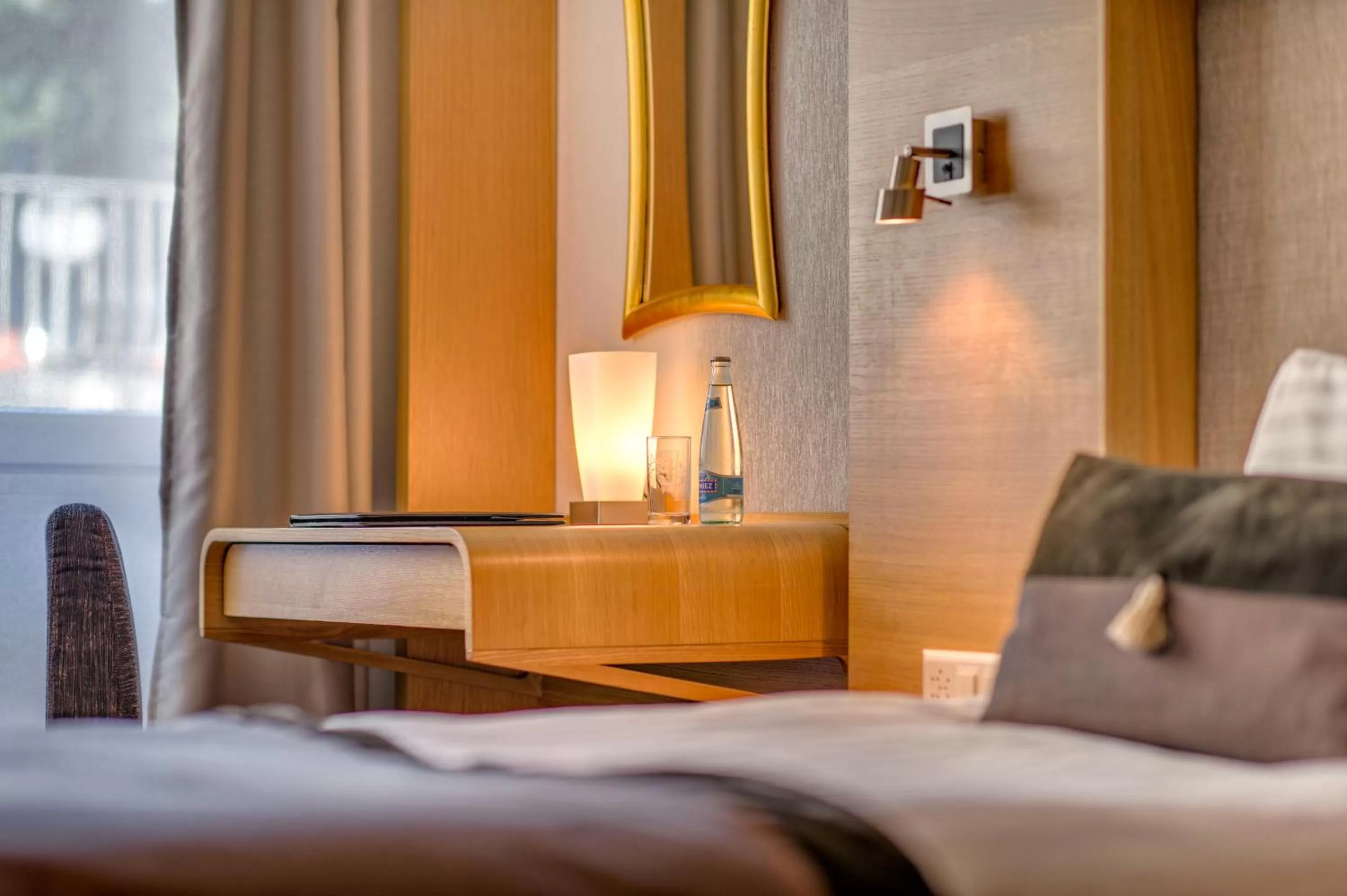 Bedroom, Bed in Continental Hotel Lausanne