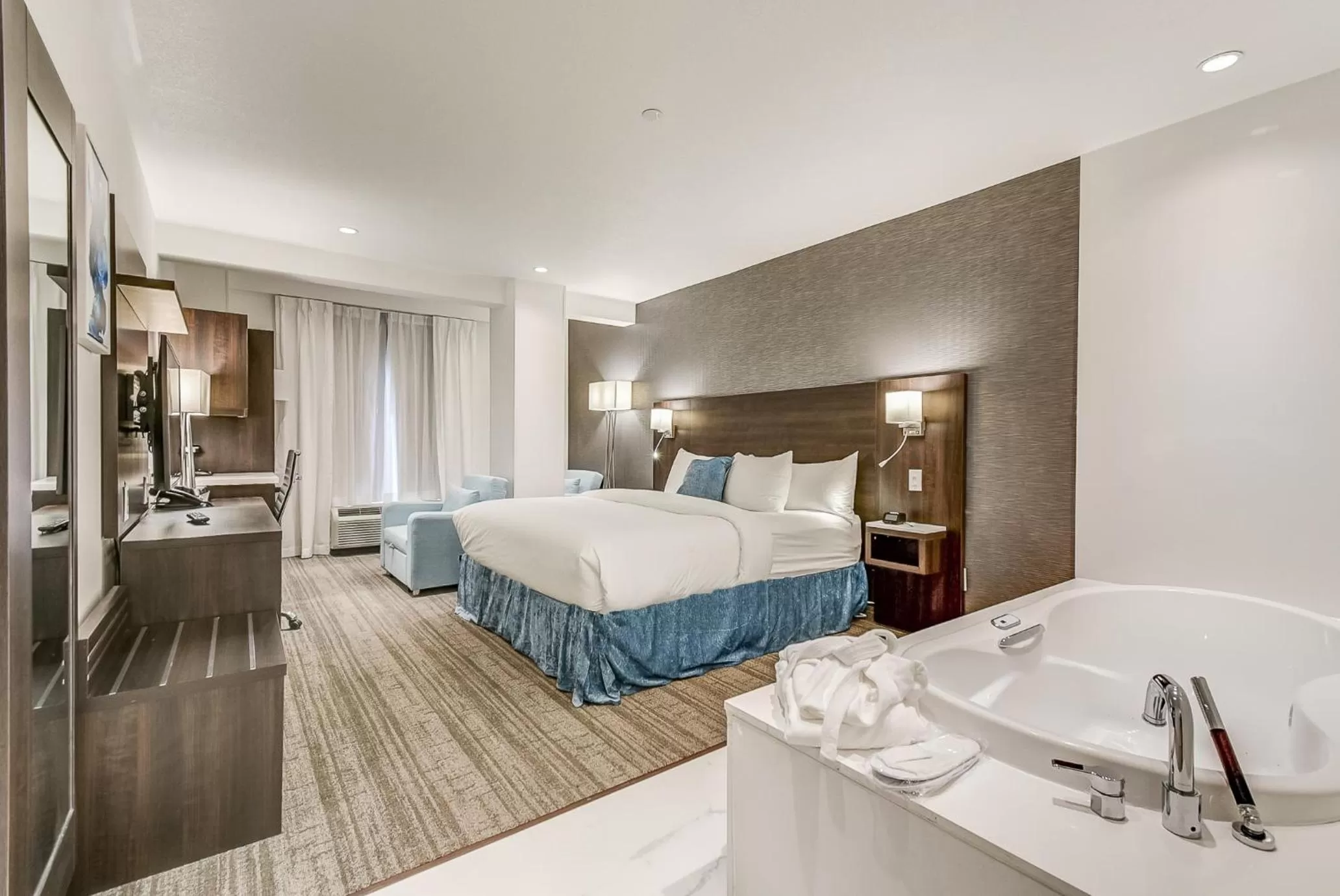 Photo of the whole room, Bed in EST Hotel