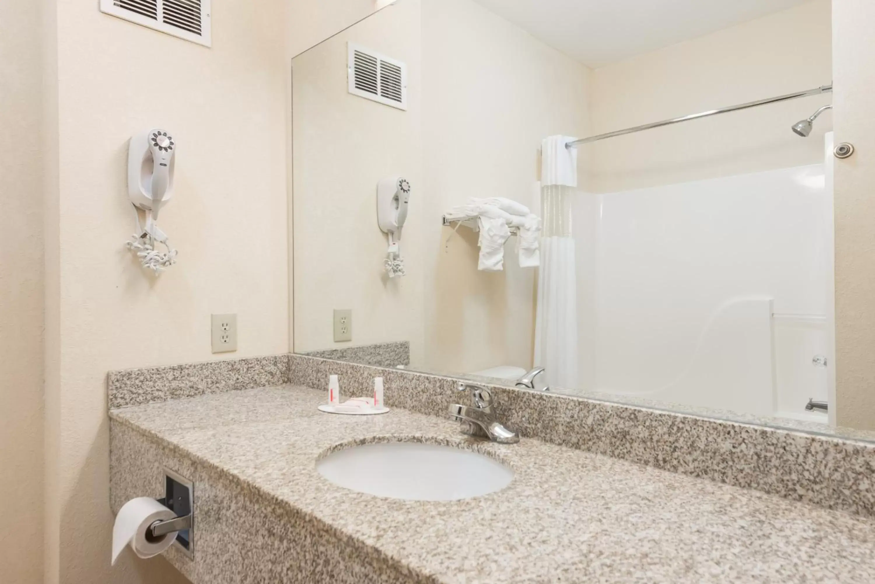 King Room Smoking in Super 8 by Wyndham St Robert Ft Leonard Wood Area King Room Smoking in Super 8 by Wyndham St Robert Ft Leonard Wood Area