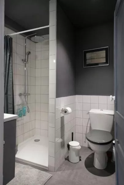 Bathroom in 39 Tour de Ville