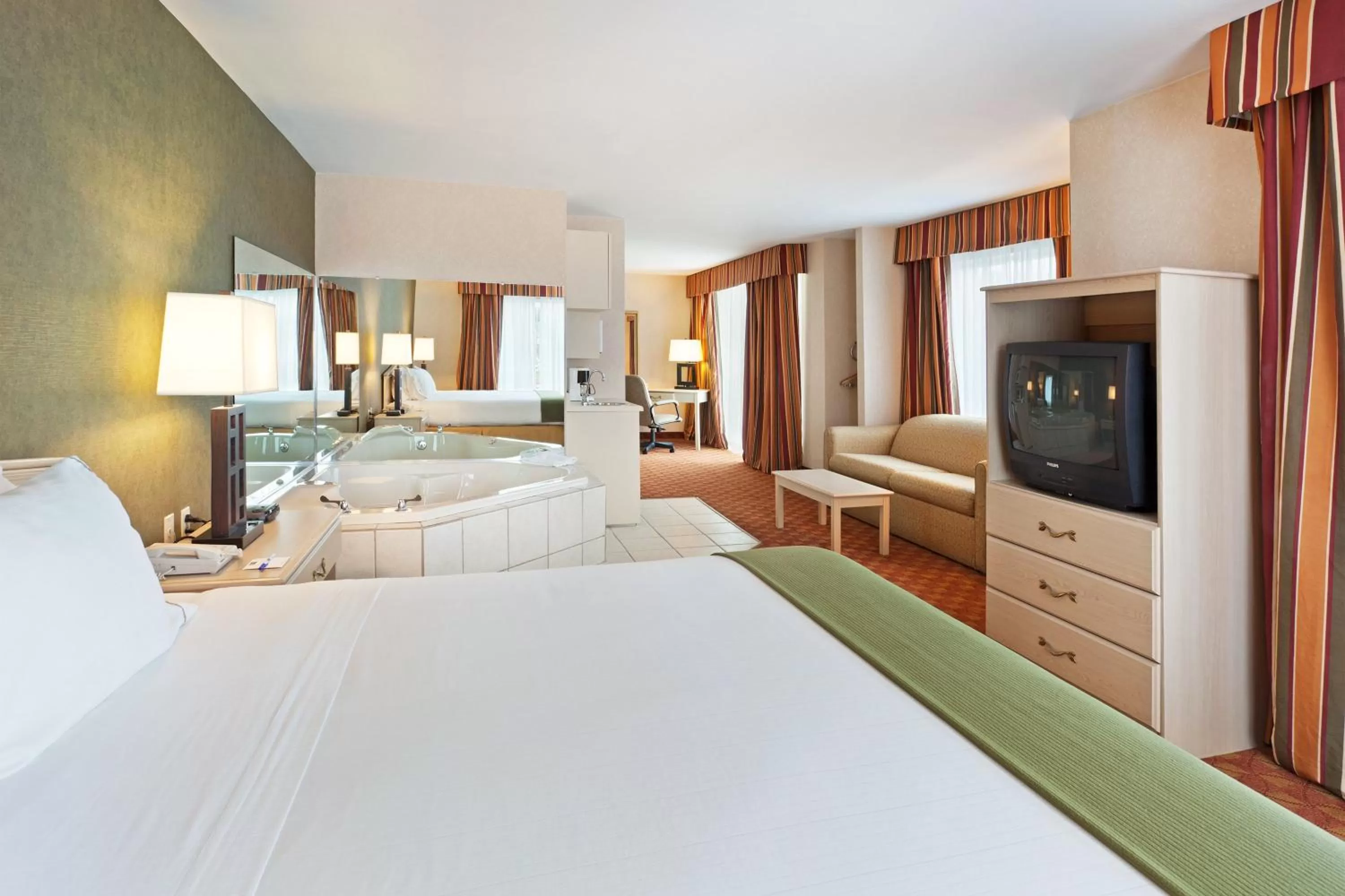 Photo of the whole room, Bed in Holiday Inn Express Hotel & Suites Corbin, an IHG Hotel