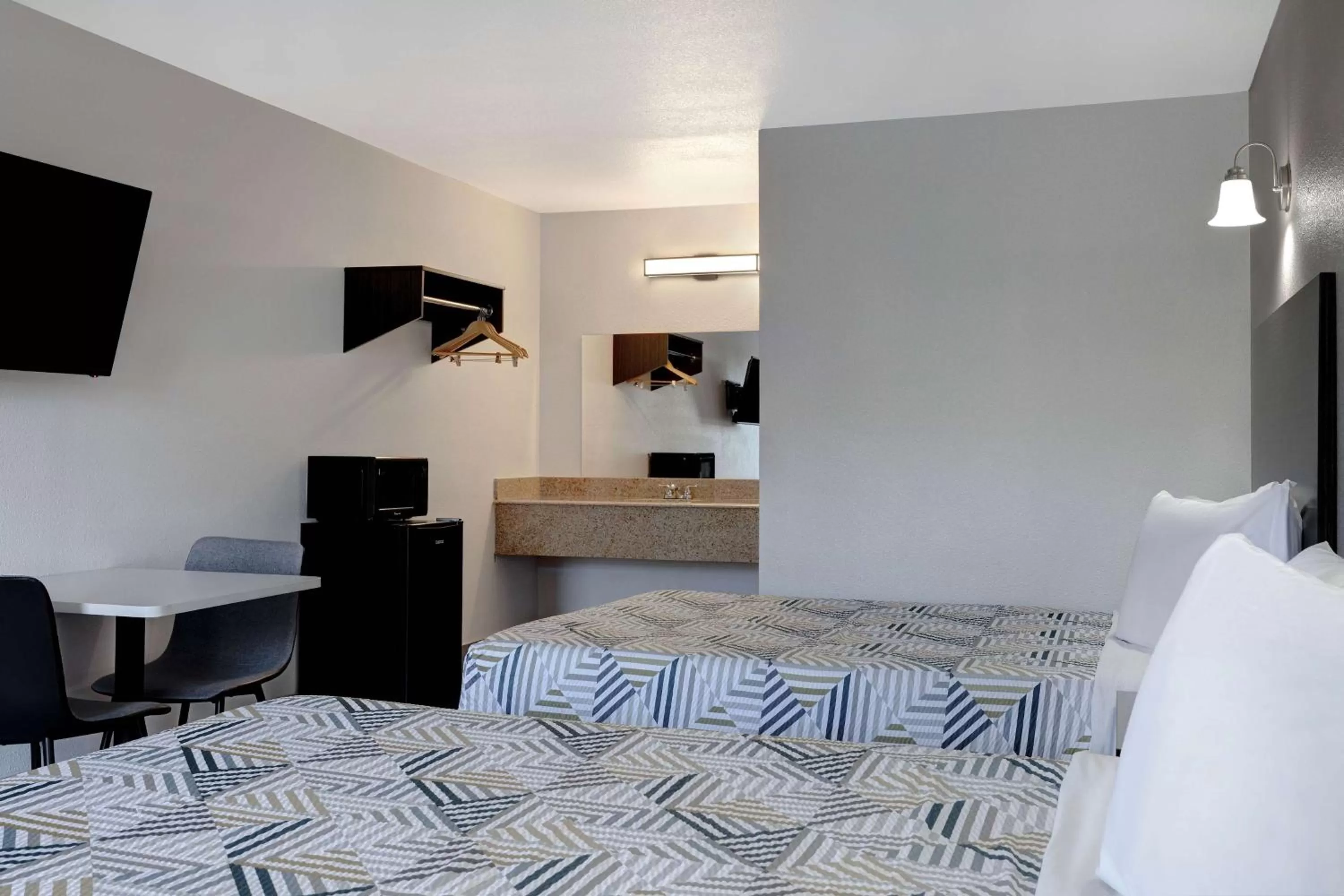 Bedroom, Bed in Studio 6 Branson West MO Silver Dollar City