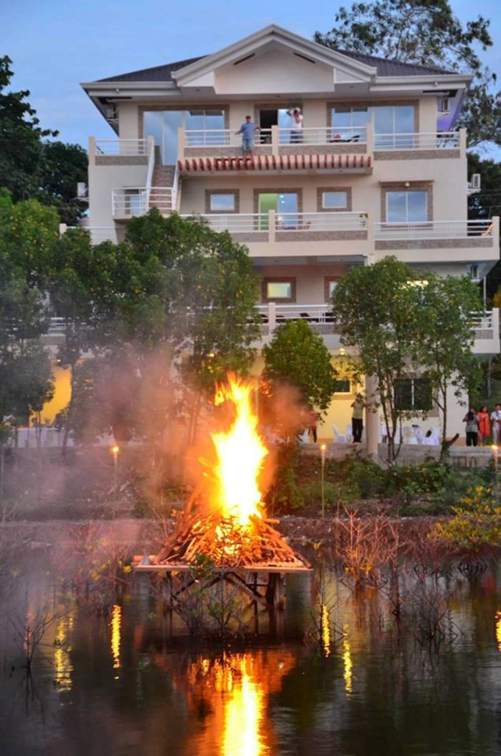 Property Building in Villa de Sierra Vista Bay and Mountain View Inn
