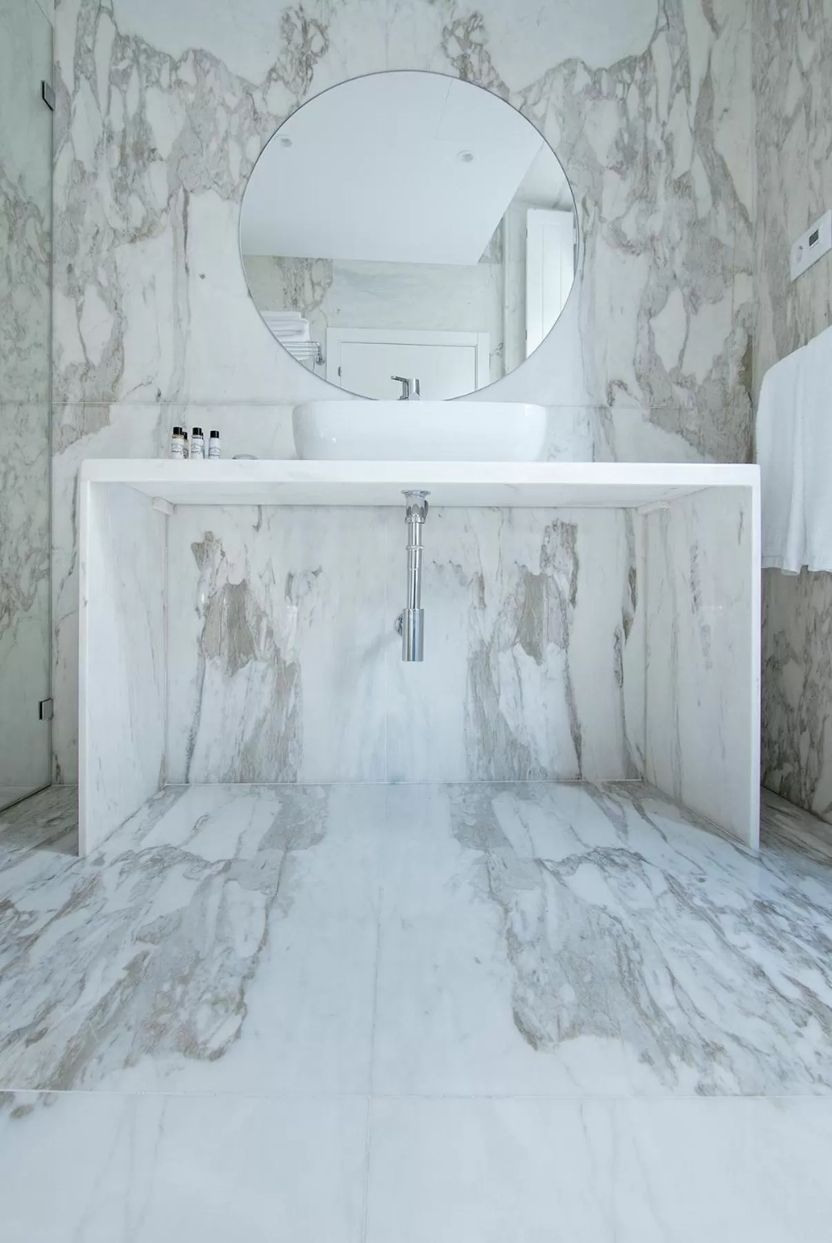 Bathroom, Bed in Villa Bela Vista