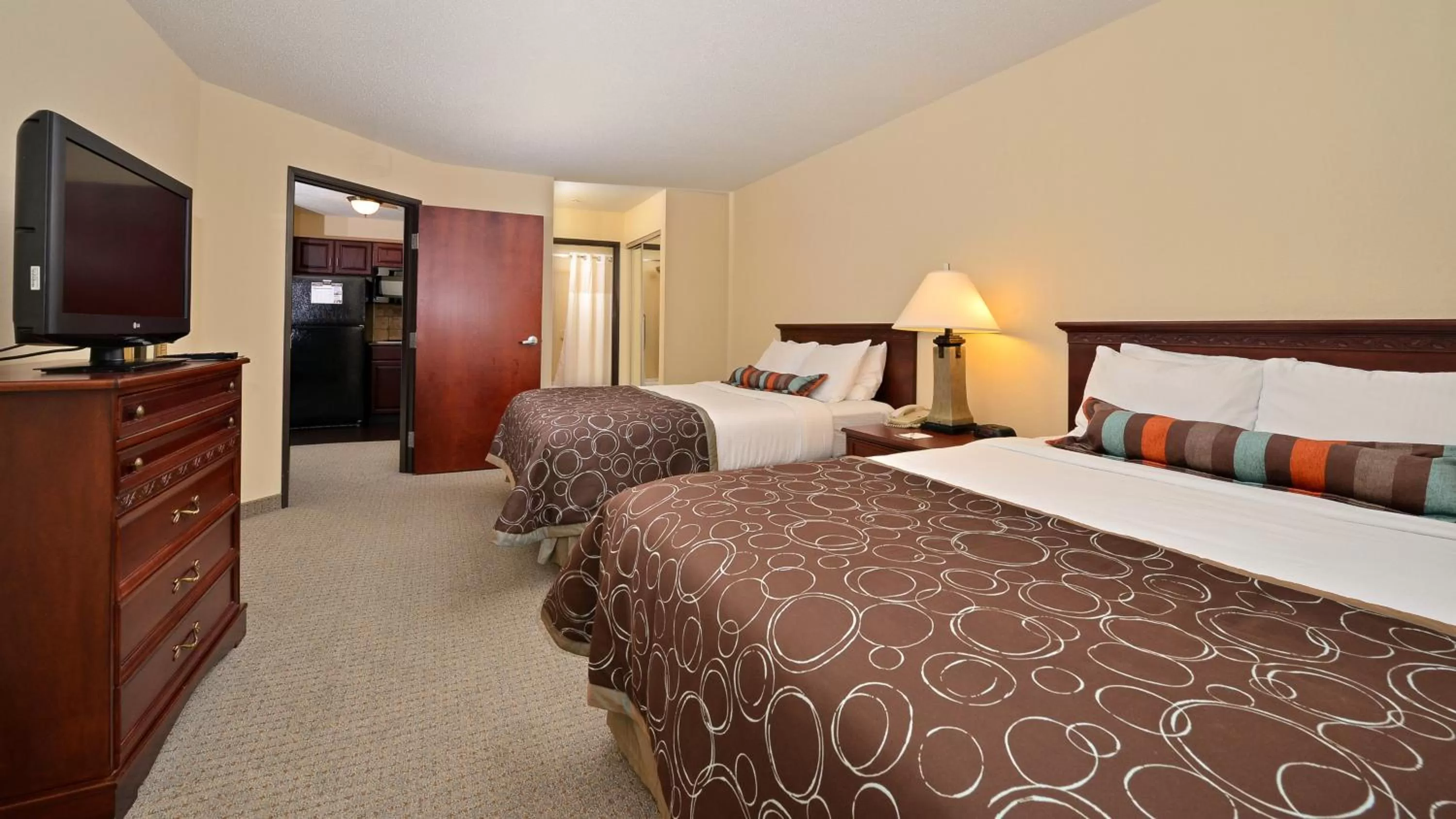 Photo of the whole room, Bed in Staybridge Suites West Des Moines by IHG