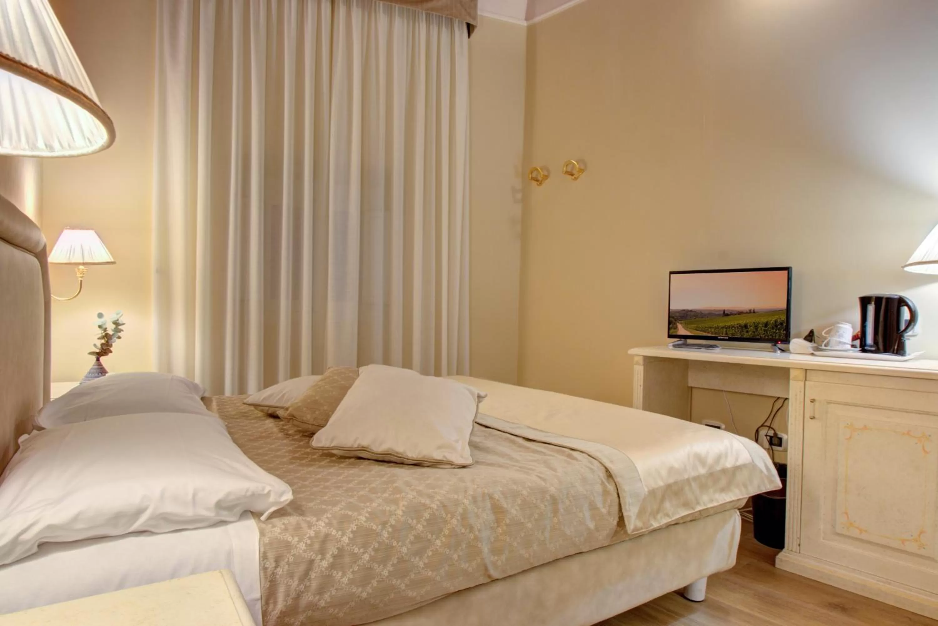 Bedroom, Bed in Hotel La Locanda