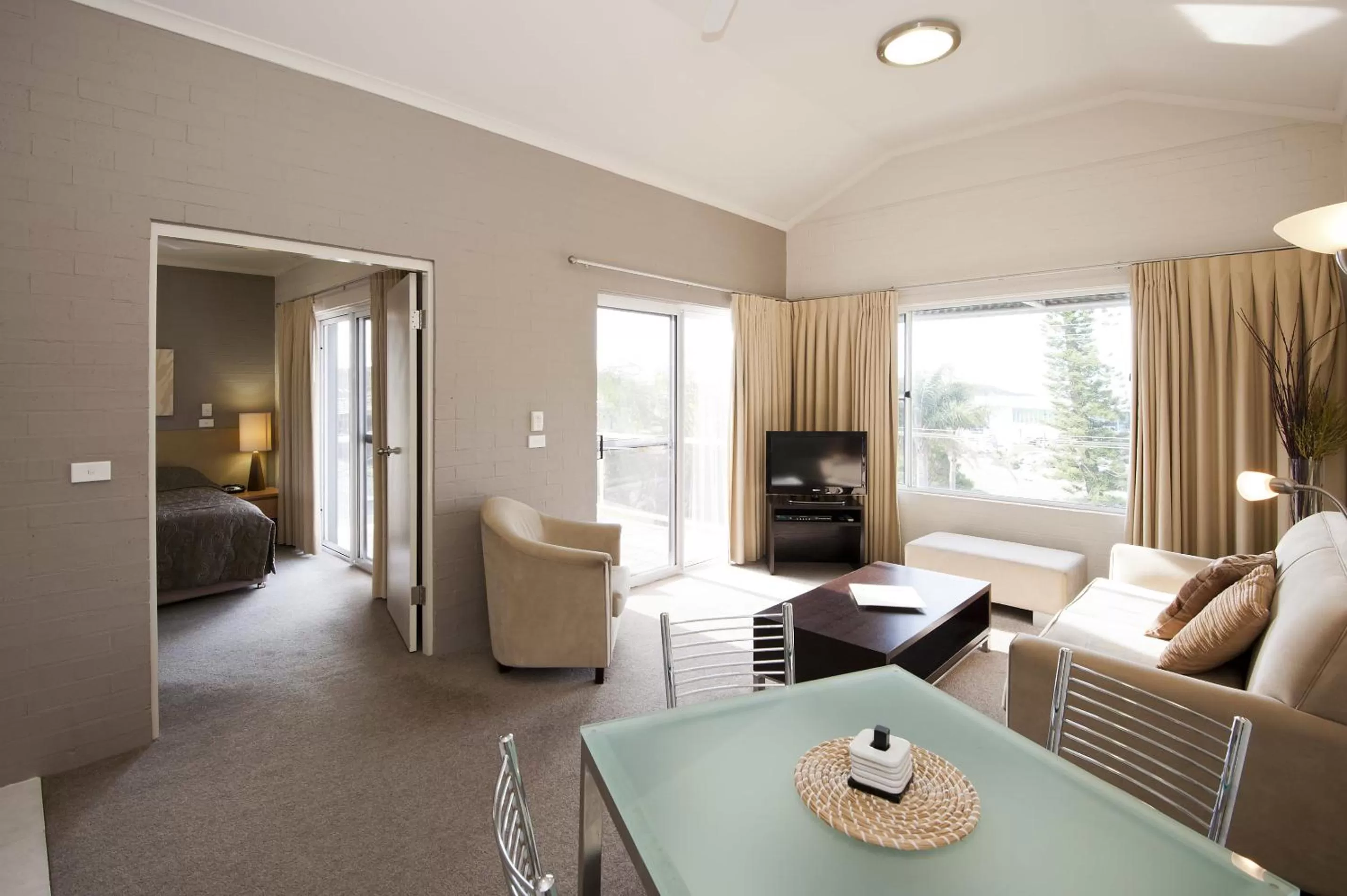Dining area, Bed in Mollymook Cove Apartments