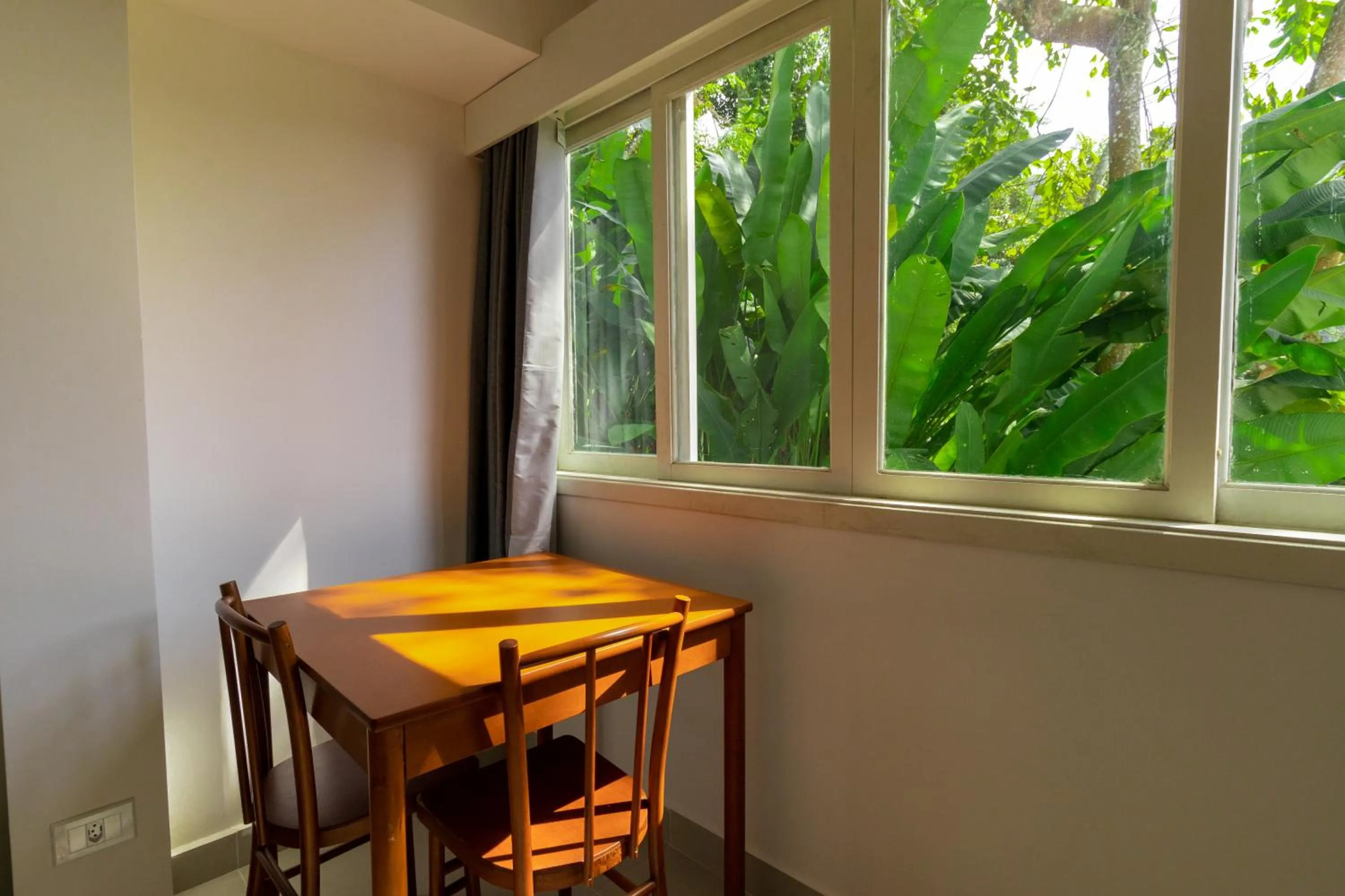 Dining area in Hotel Coquille