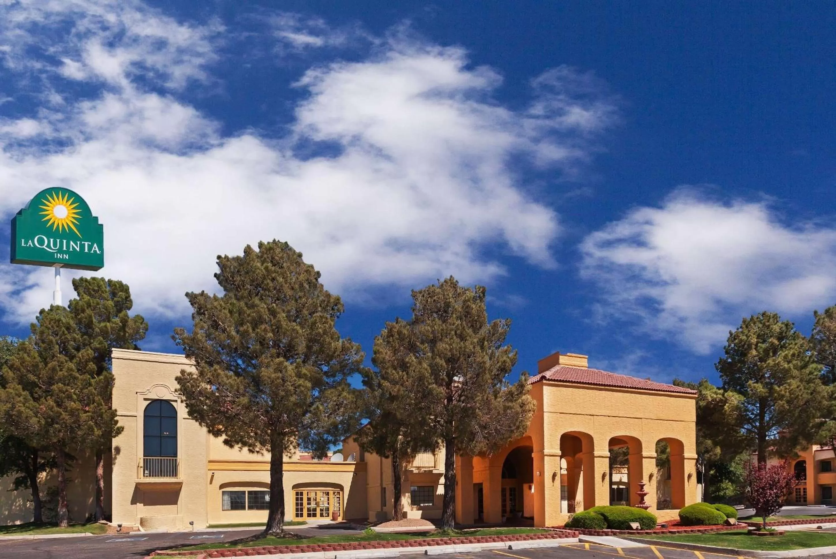 Property building in La Quinta Inn by Wyndham Las Cruces Mesilla Valley
