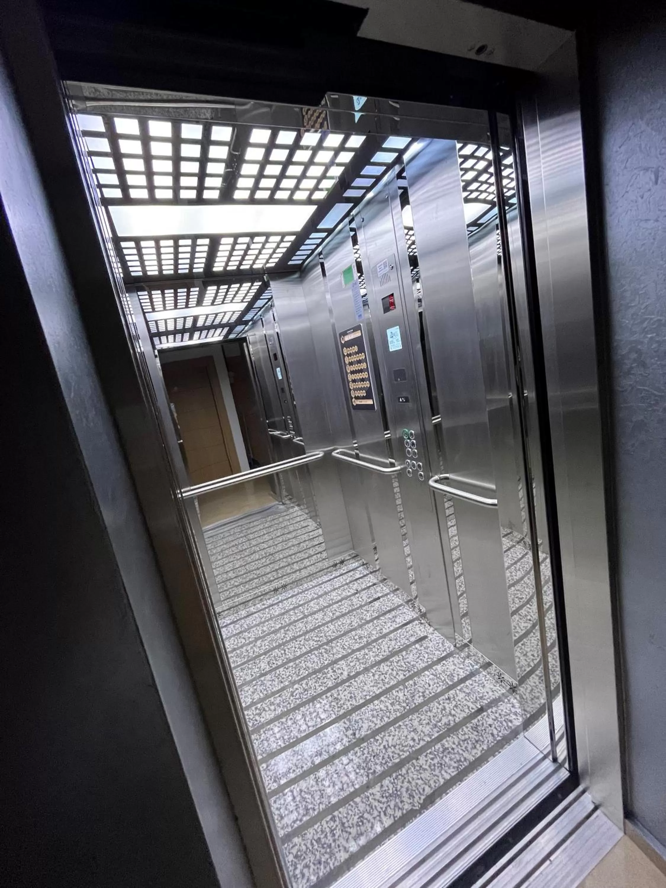 elevator in White House Apart