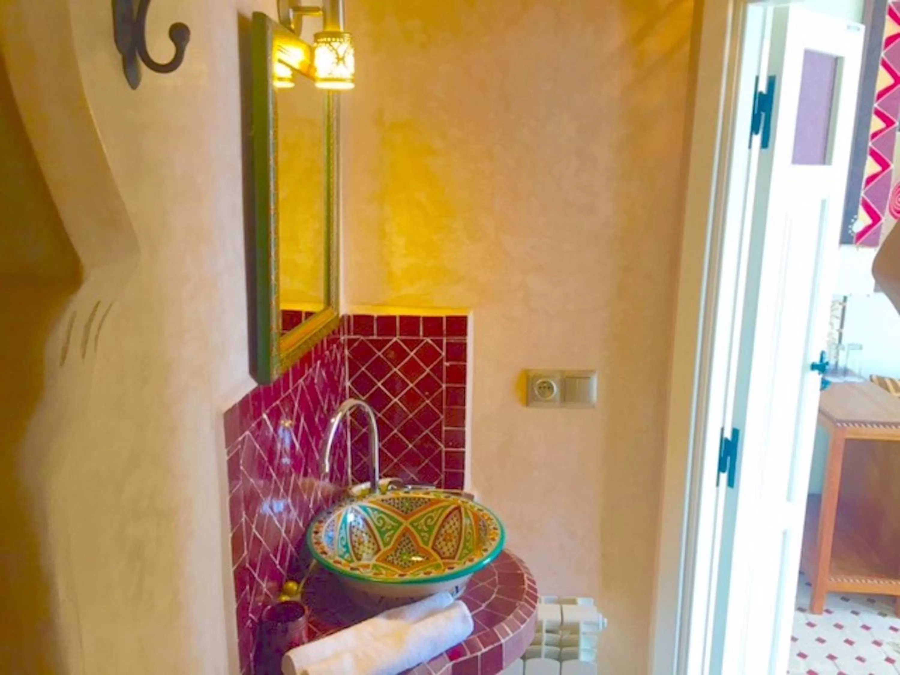 Shower, Dining Area in Kasbah Rose