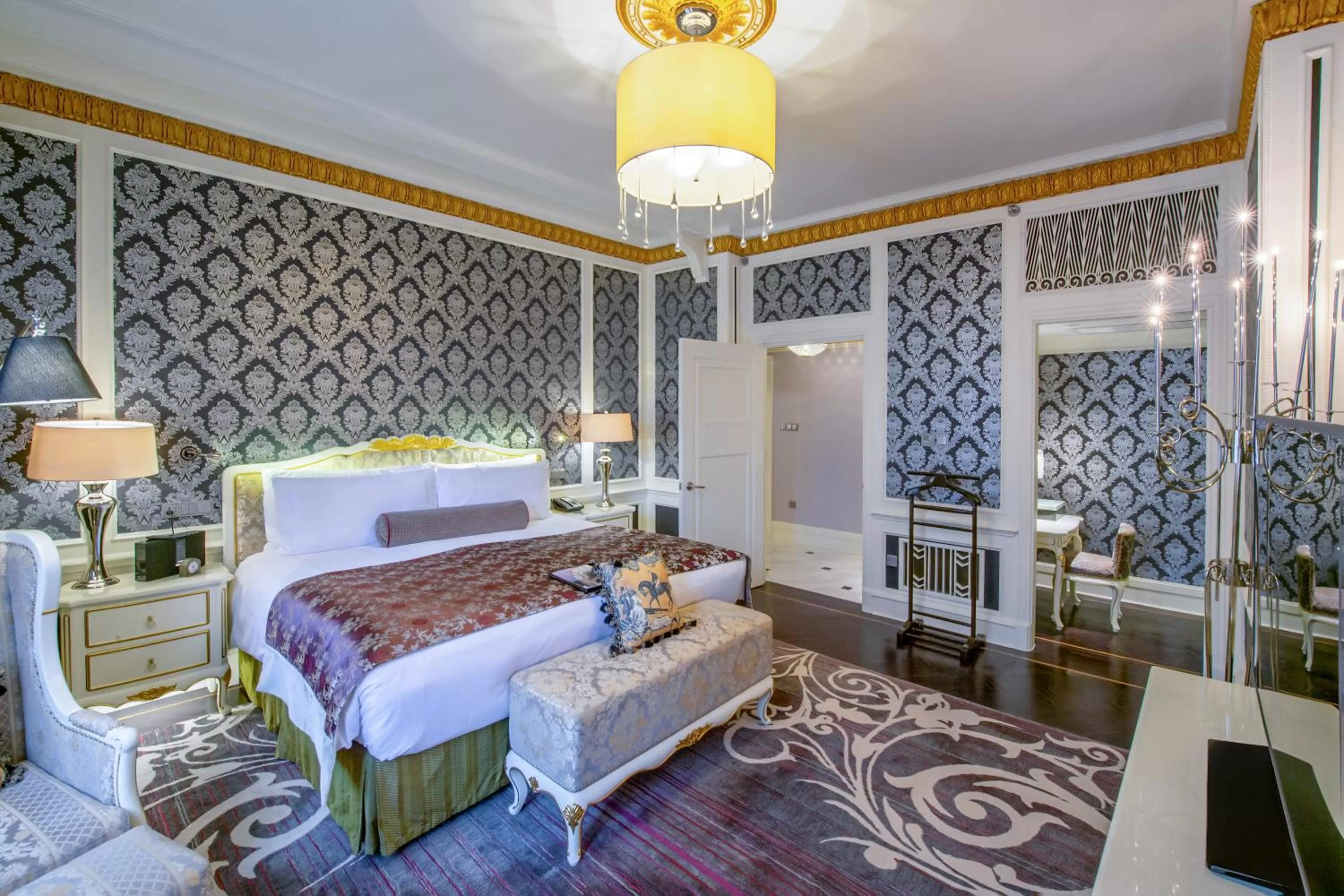 Bedroom, Bed in Fairmont Peace Hotel on the Bund