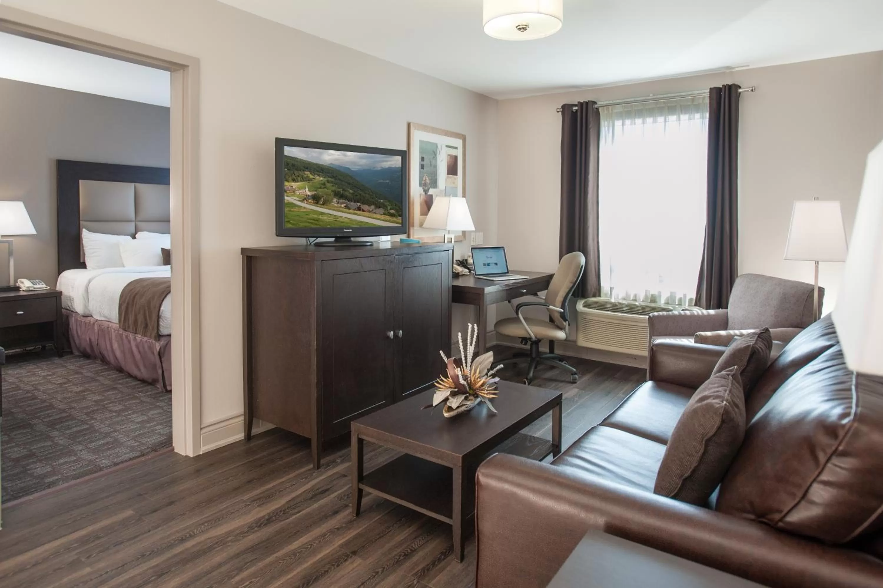 Living room, Bed in Best Western Plus Moncton