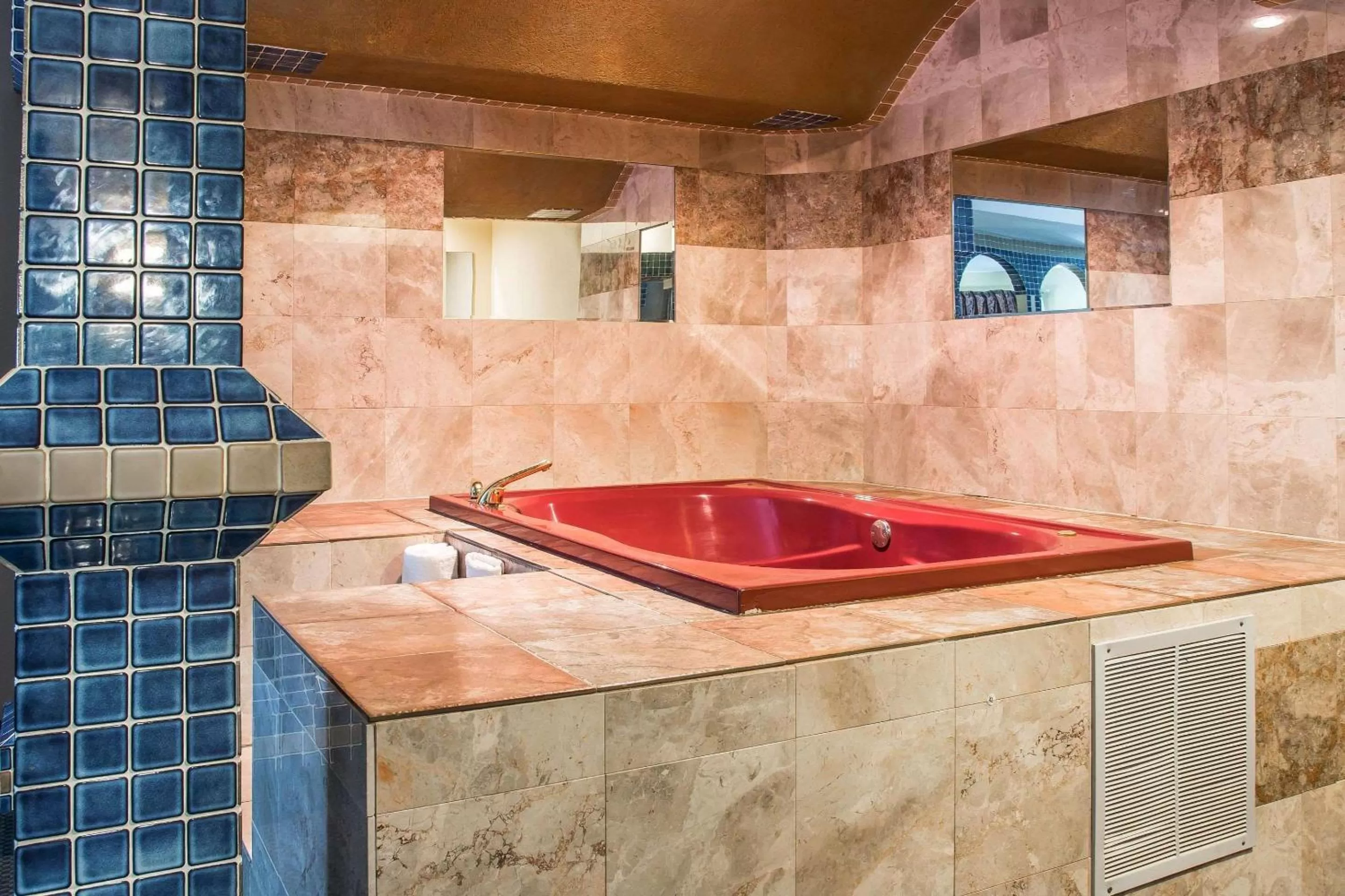 Photo of the whole room in Country Inn & Suites by Radisson, Battle Creek, MI