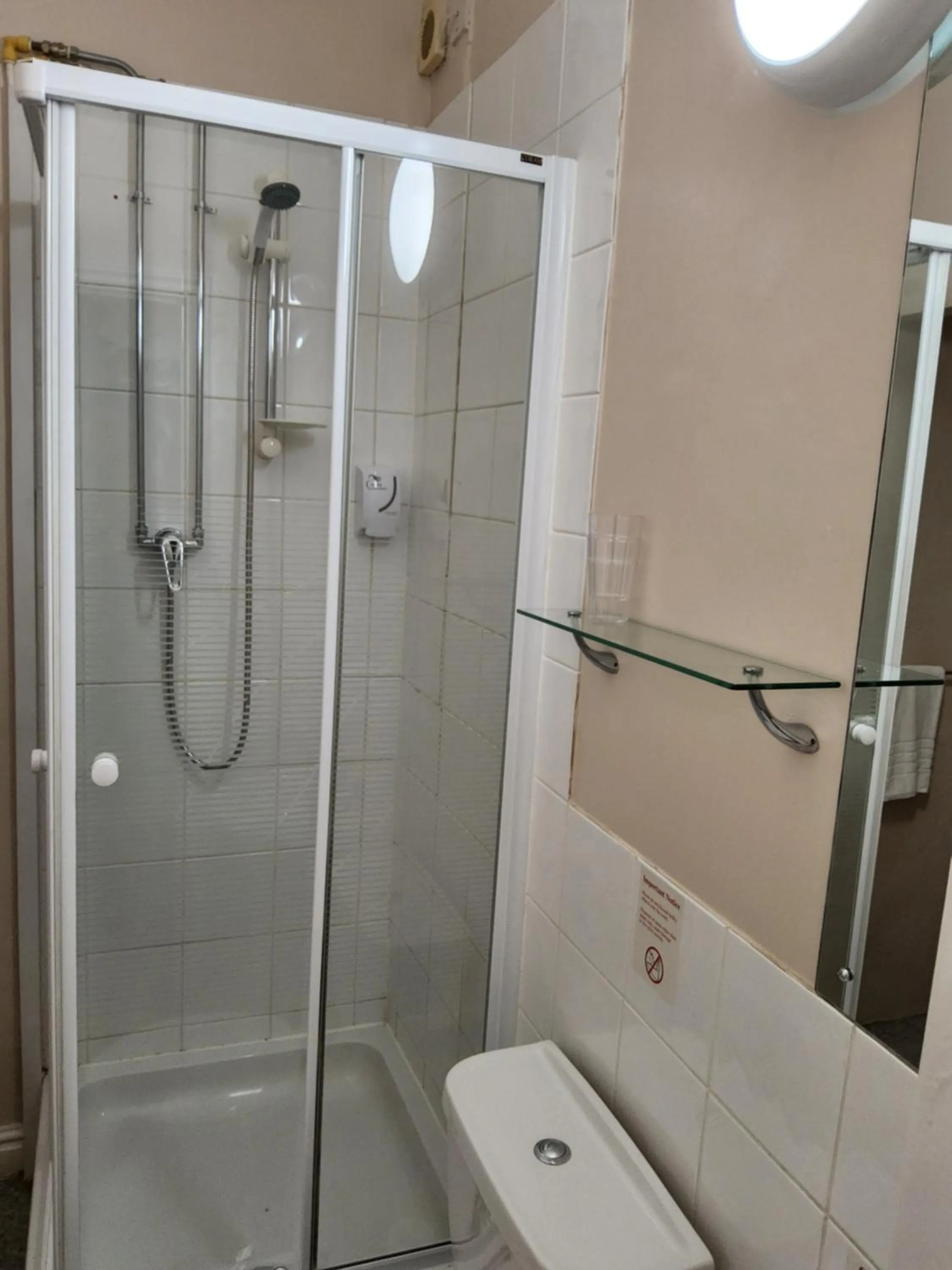 Shower in The Avenue Hotel