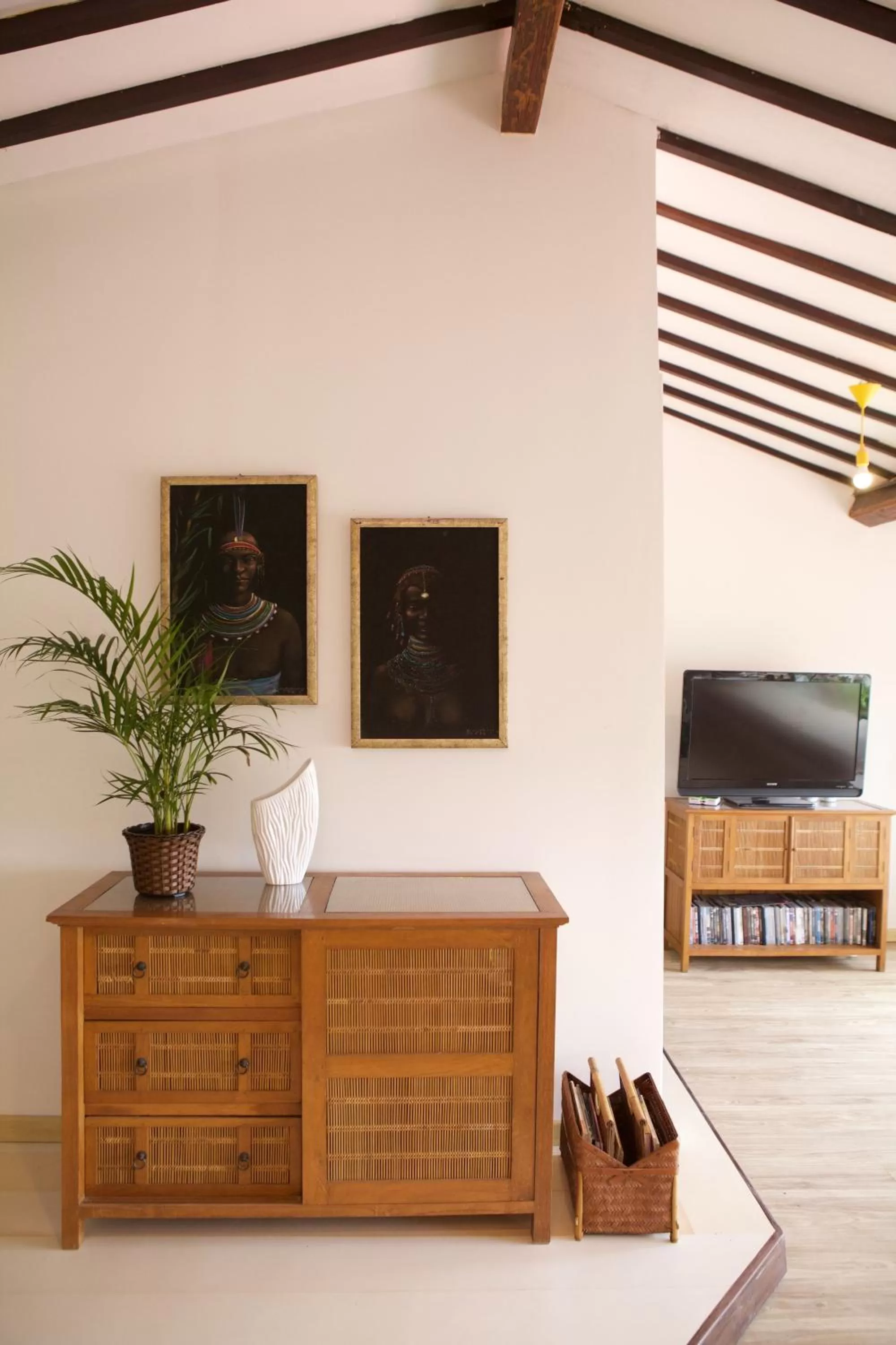 TV and multimedia, TV/Entertainment Center in Irradiante