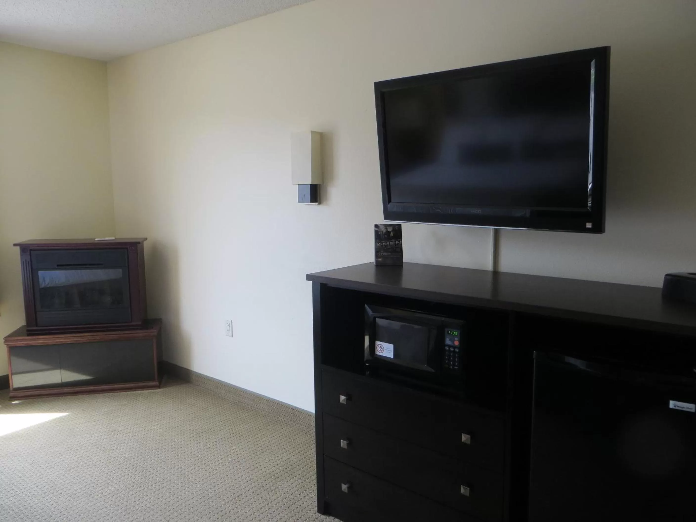 TV and multimedia in Ramada by Wyndham Wisconsin Dells I-90