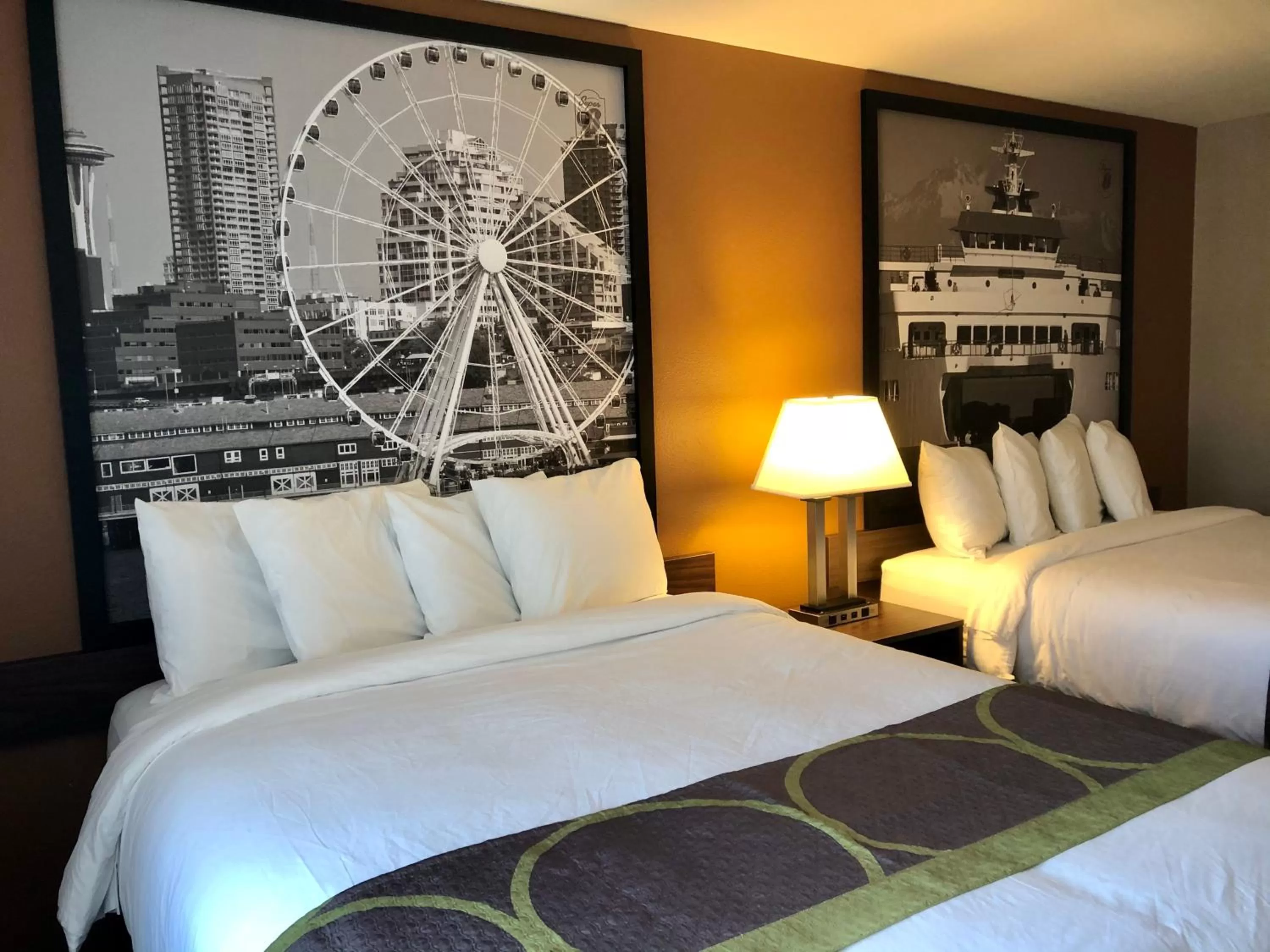 Bedroom, Bed in Super 8 by Wyndham Lynnwood