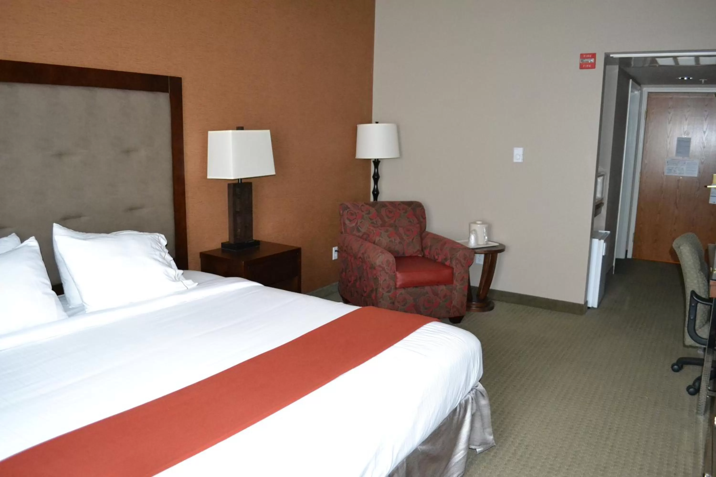 Photo of the whole room, Bed in Holiday Inn Express & Suites Bozeman West by IHG