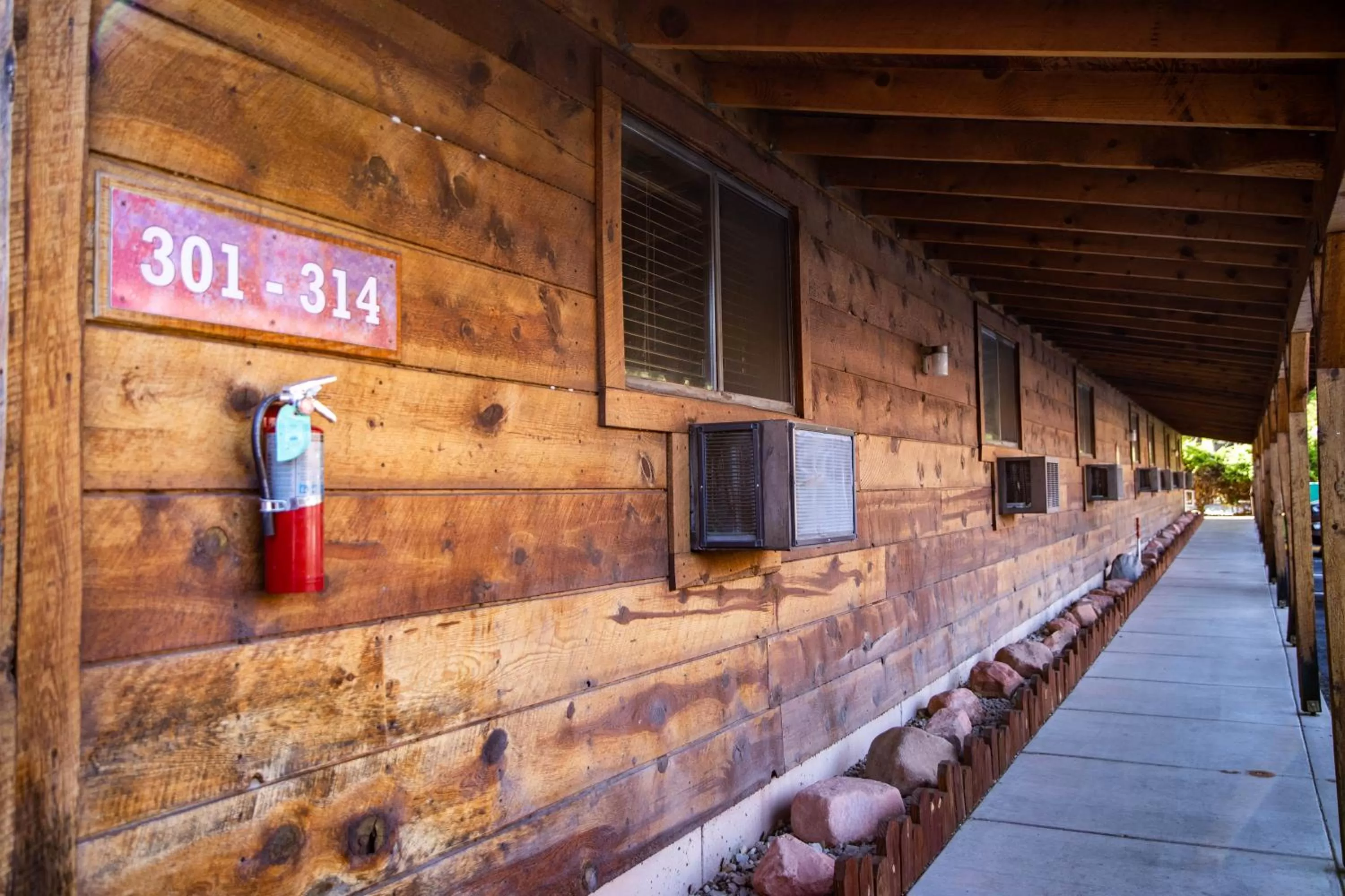 Facade/entrance in Red Stone Inn