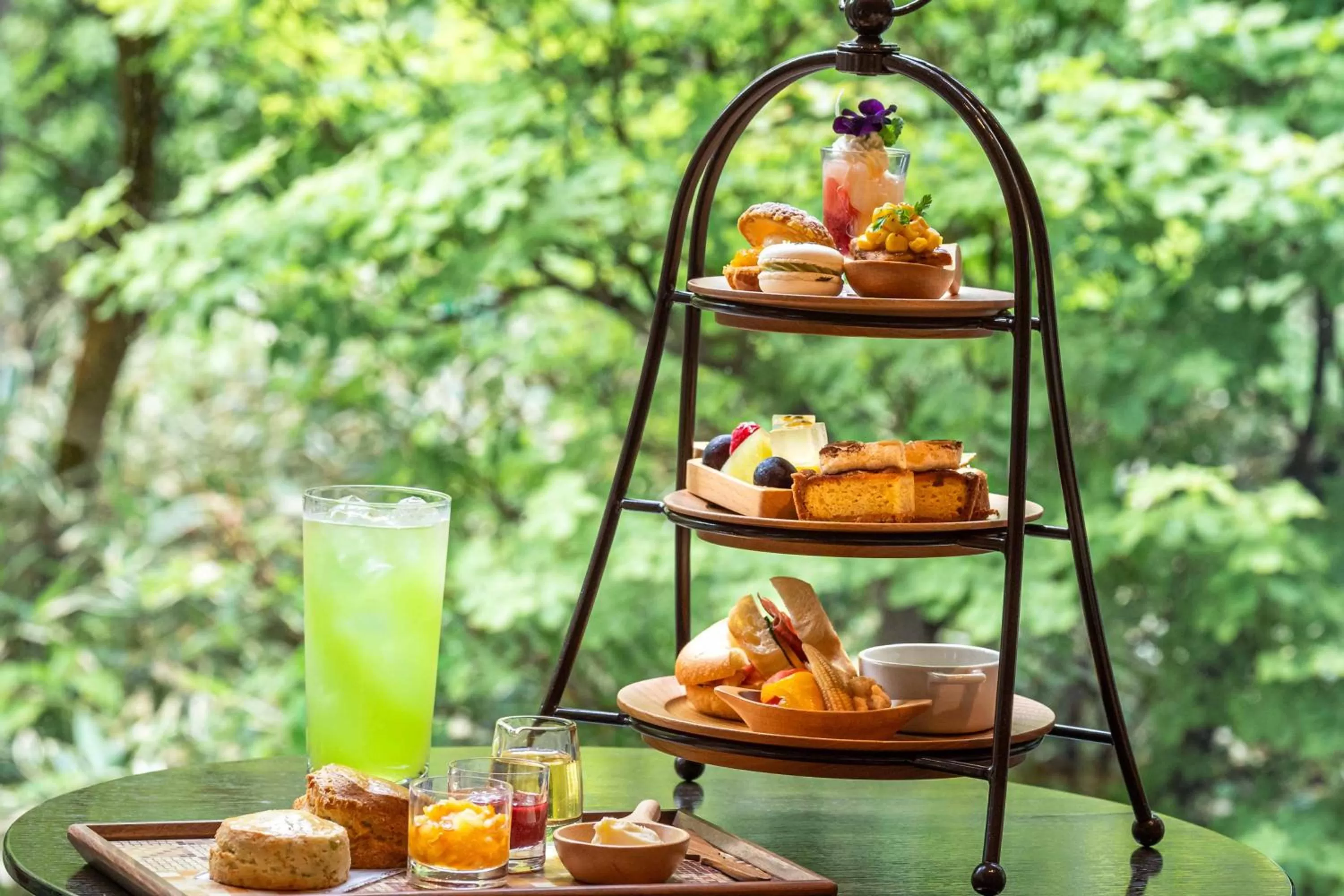 Lounge or bar in Hyatt Regency Hakone Resort and Spa