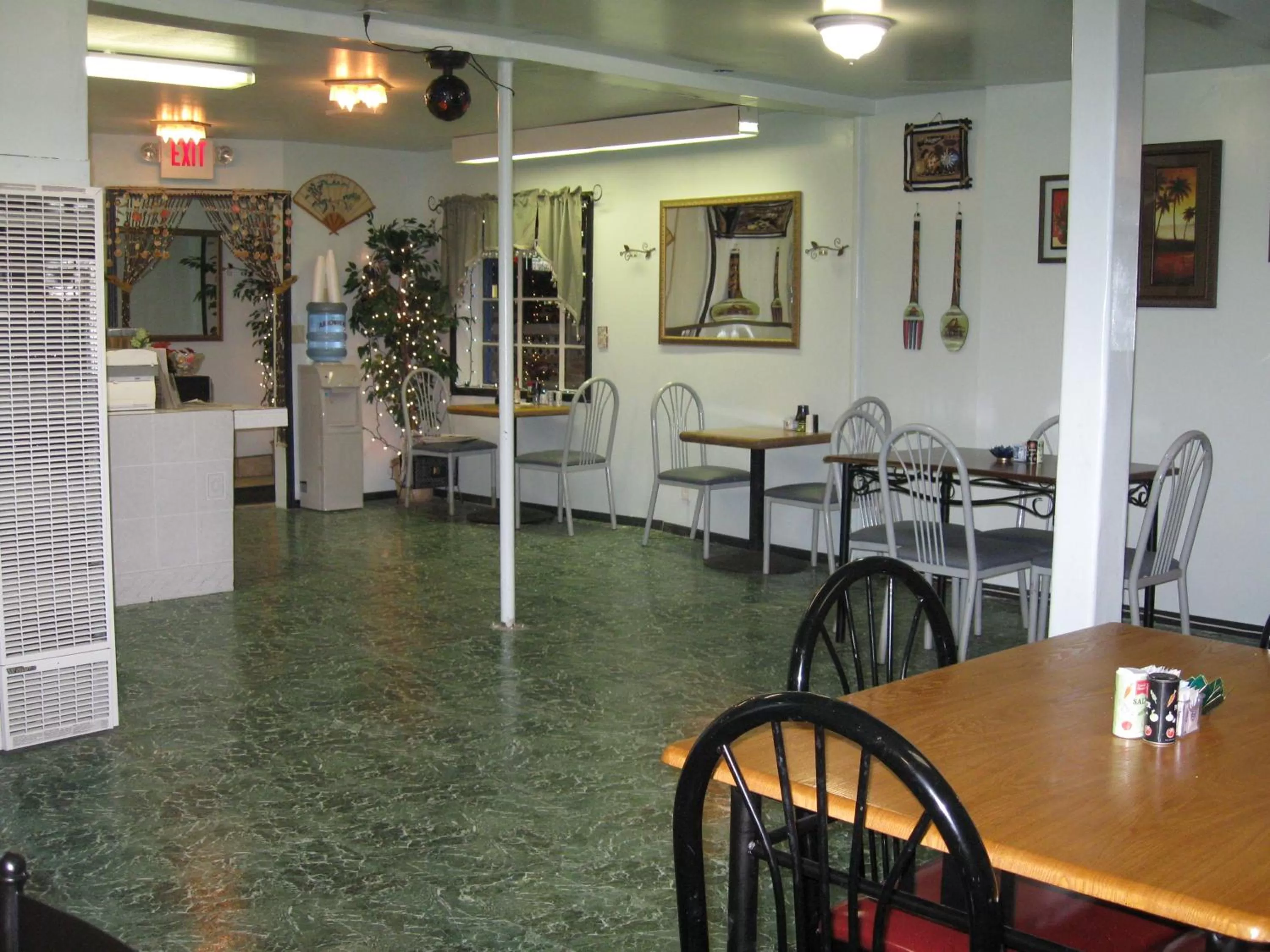 Restaurant/places to eat in Western Motel