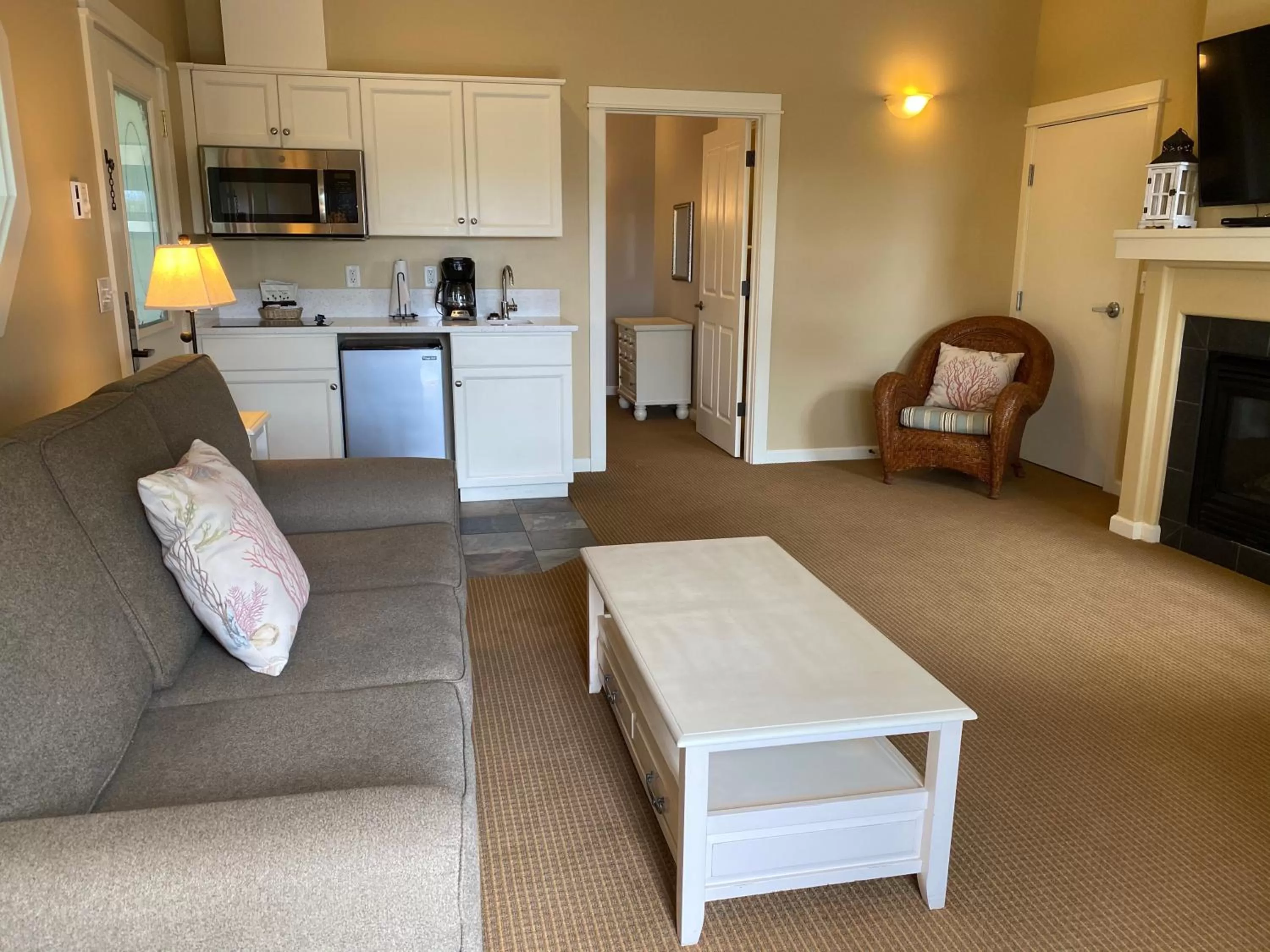 Kitchen or kitchenette, Seating Area in Lighthouse Inn