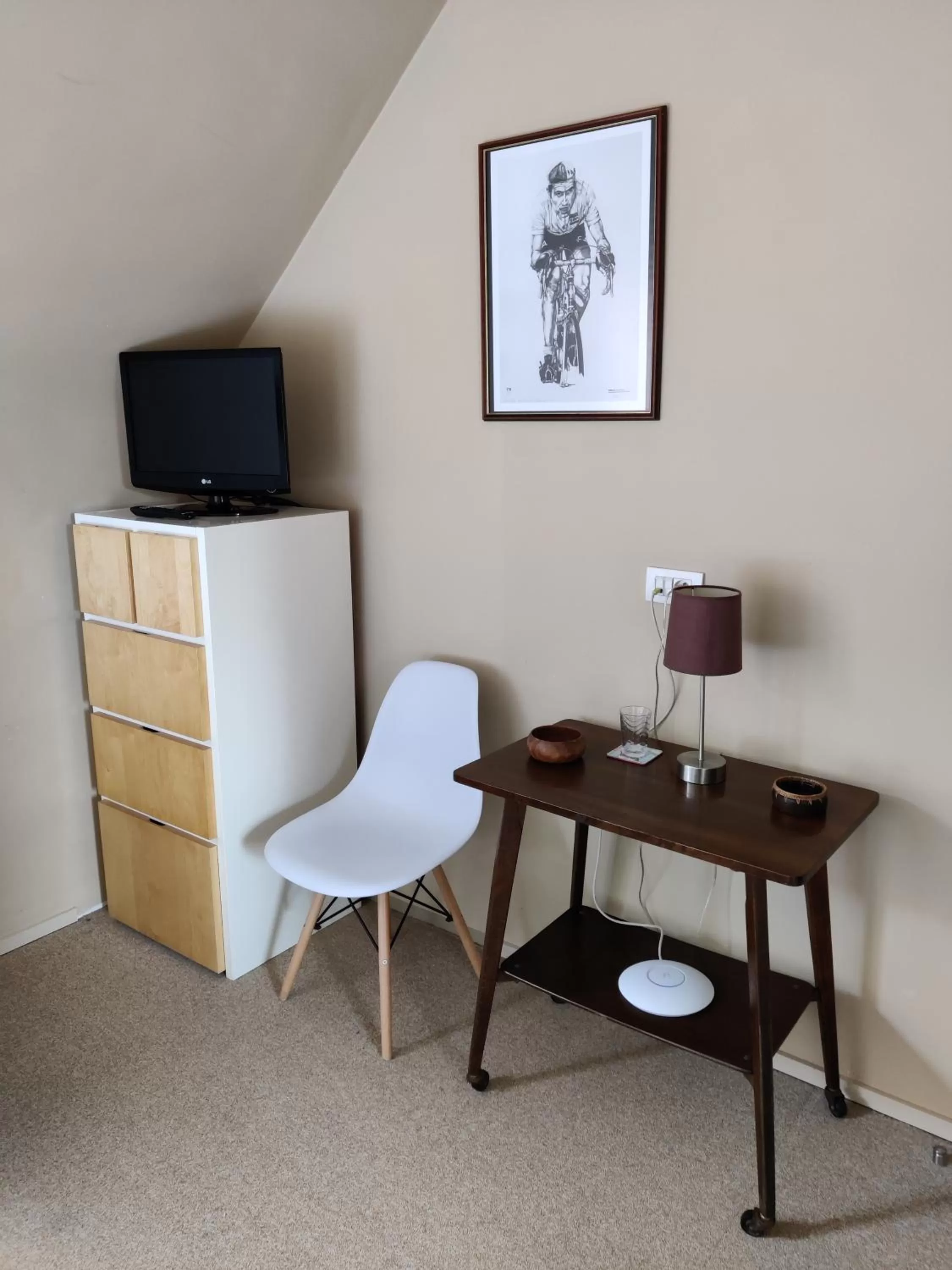 TV/Entertainment Center in Flandrien Hotel