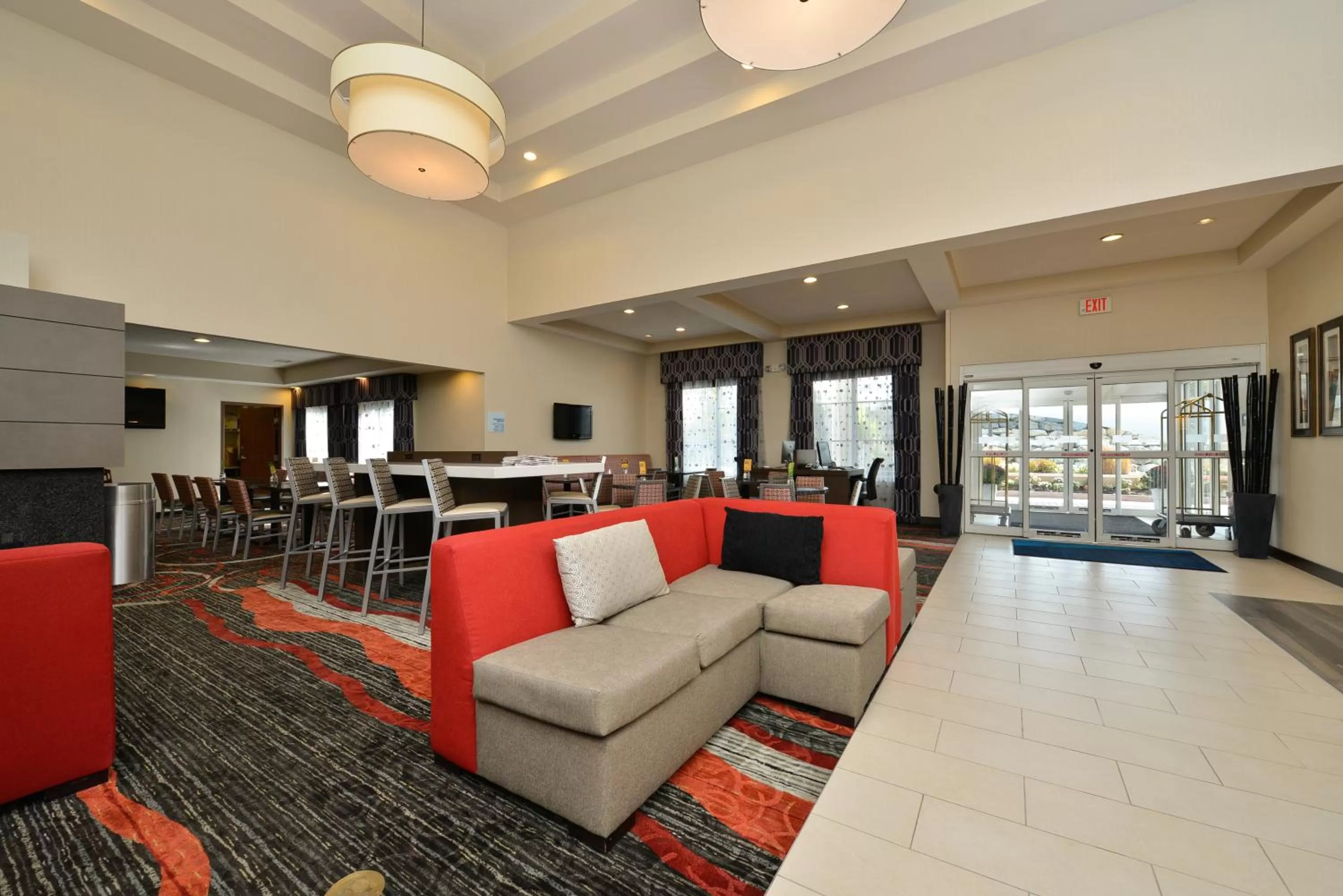 Lobby or reception in Holiday Inn Express Boston-Milford by IHG