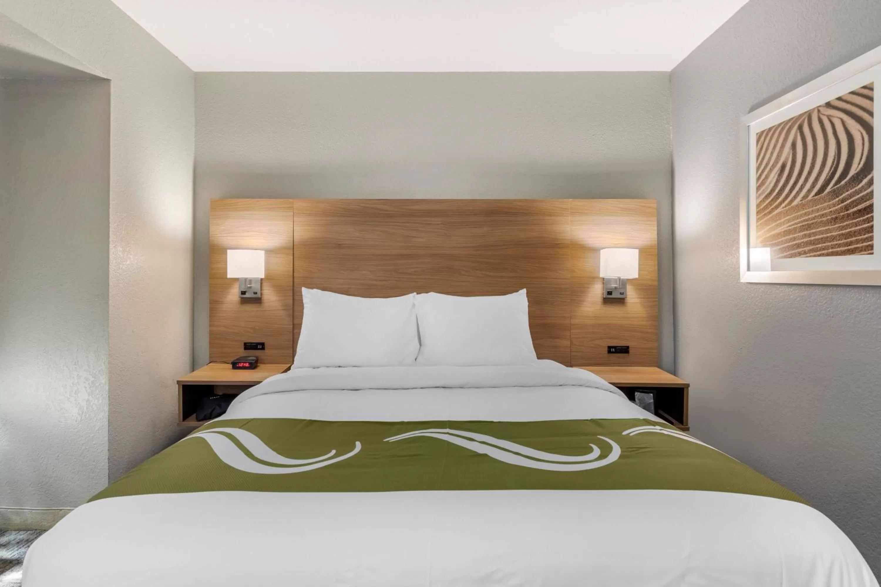 Bed in Quality Inn Downtown - near Market Square