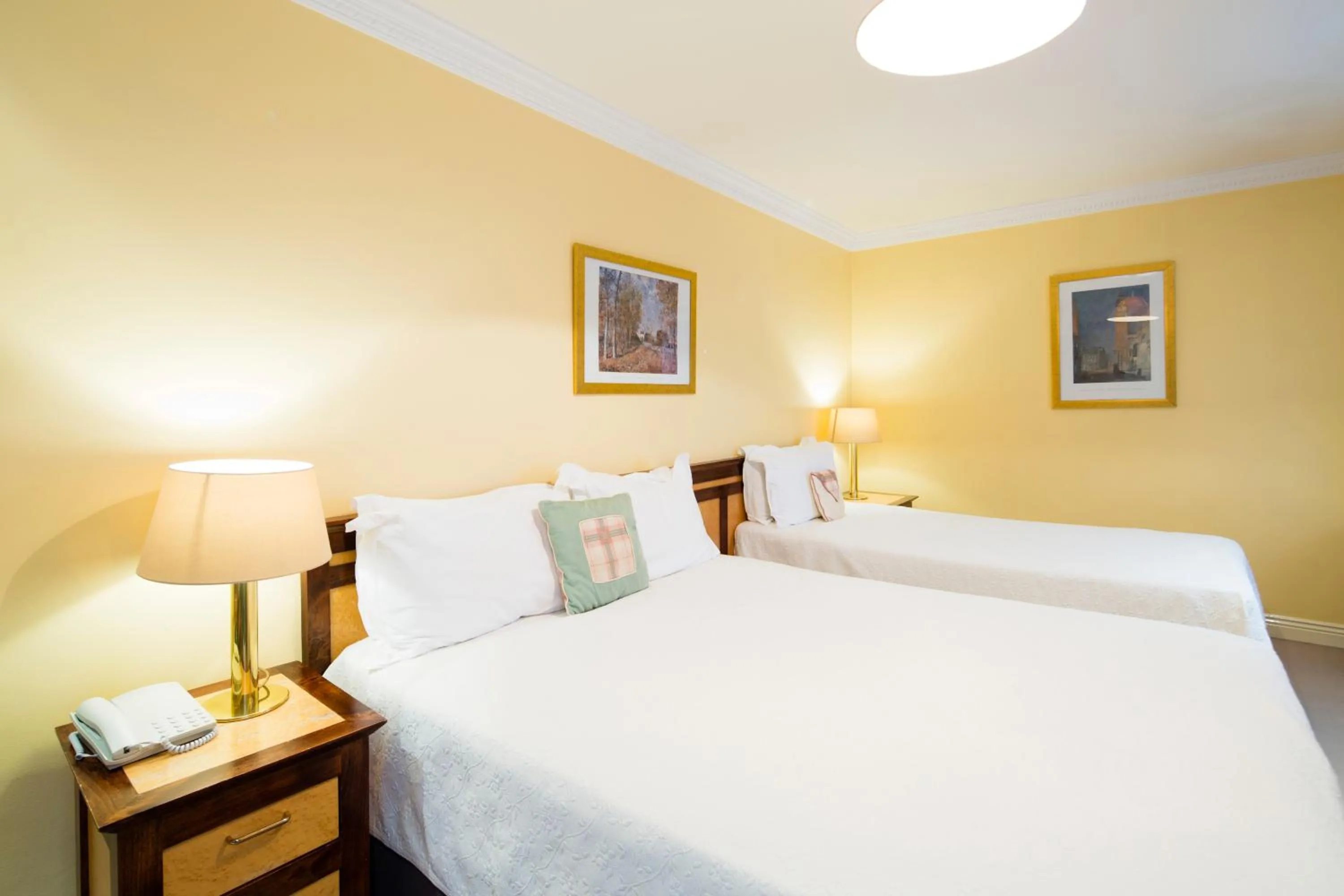 Photo of the whole room in Aberdeen Lodge