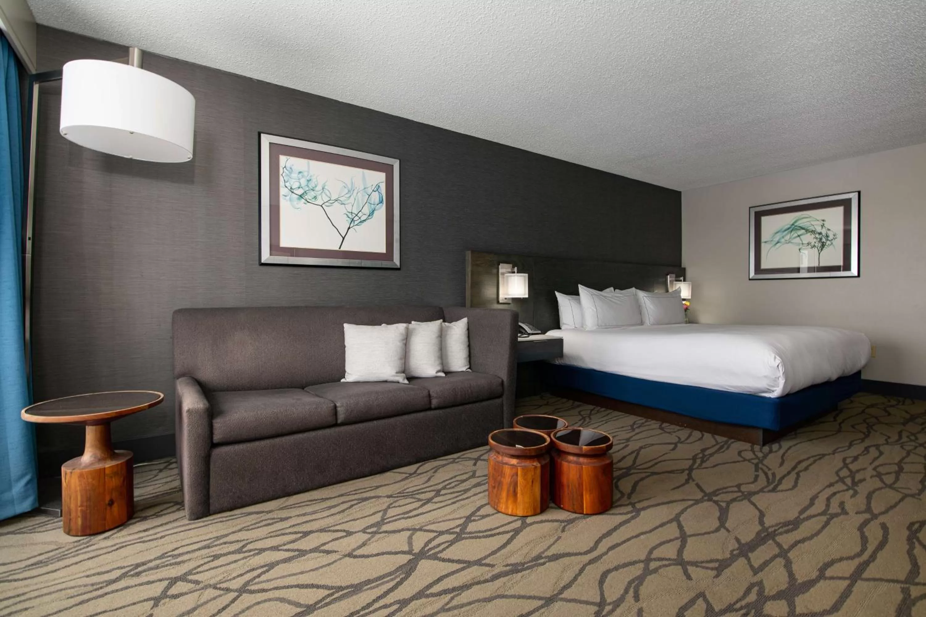 Living room, Bed in DoubleTree by Hilton Racine Harbourwalk