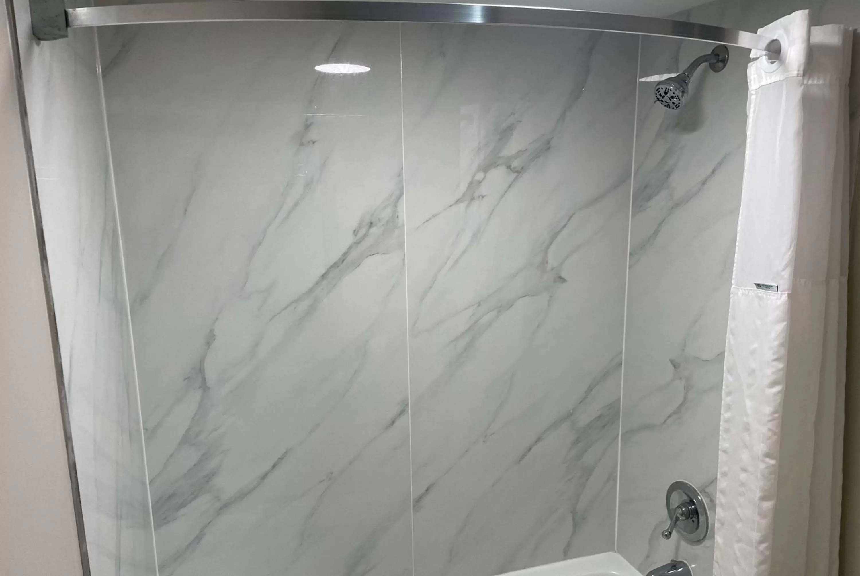 TV and multimedia in Days Inn by Wyndham Valdosta/Near Valdosta Mall