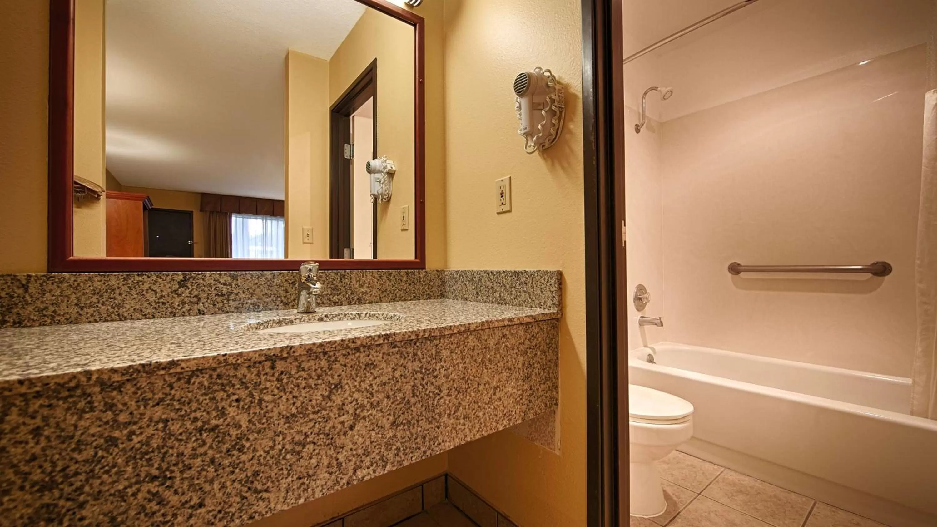 Queen Room with Two Queen Beds and Kitchenette - Non-Smoking in Oakridge Inn & Suites