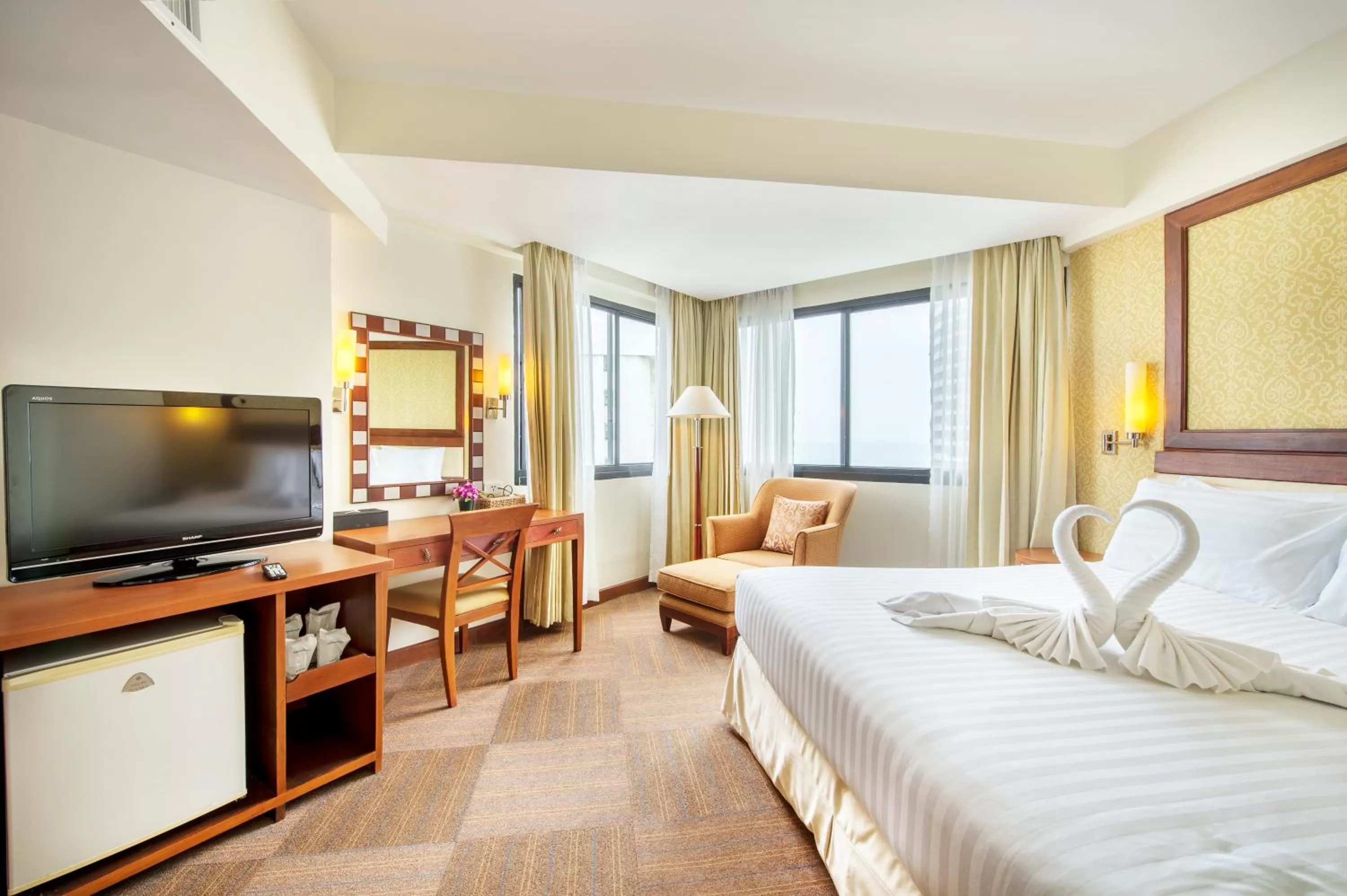 Photo of the whole room, Bed in Jomtien Palm Beach Hotel and Resort