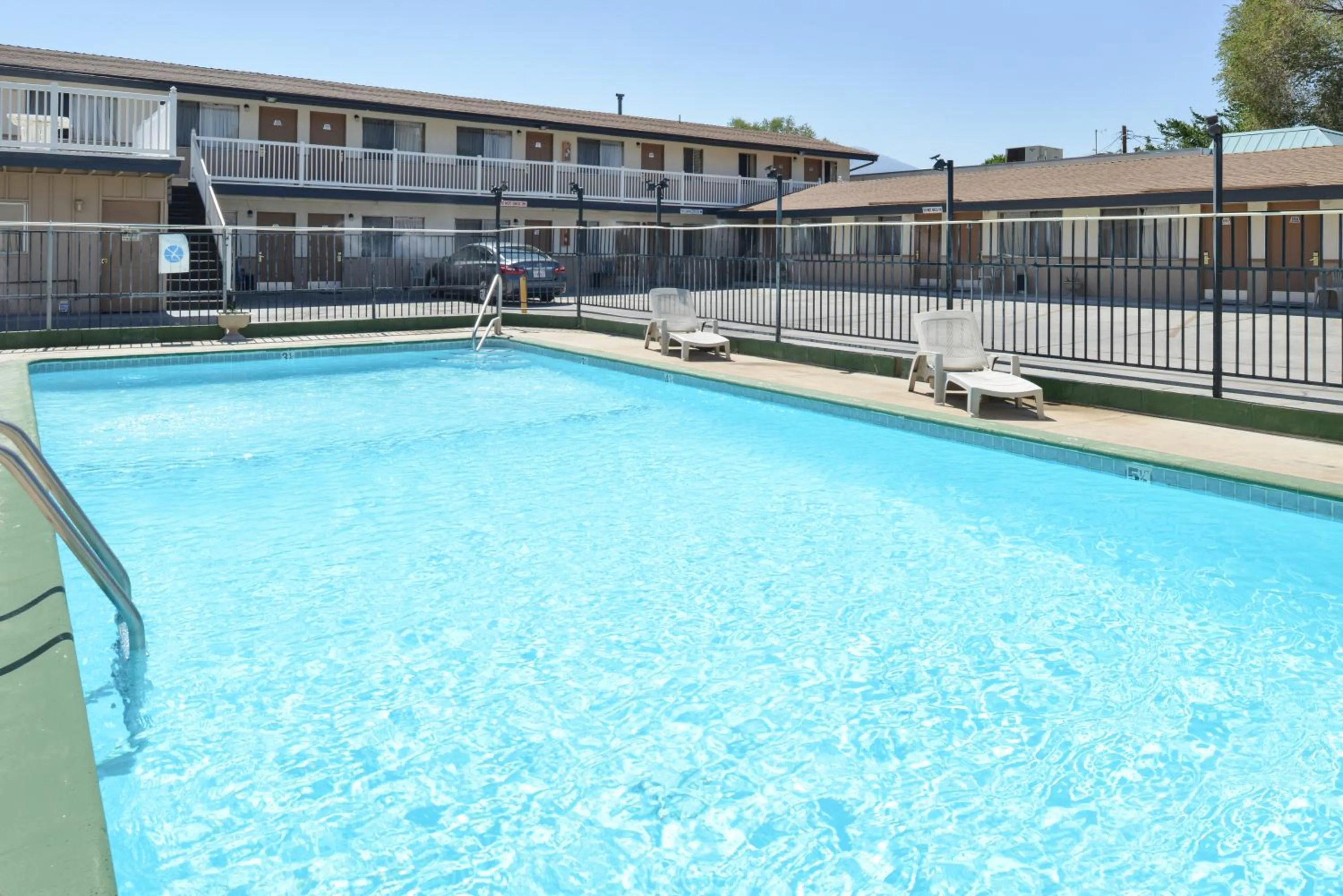 Swimming pool in Bishop Inn