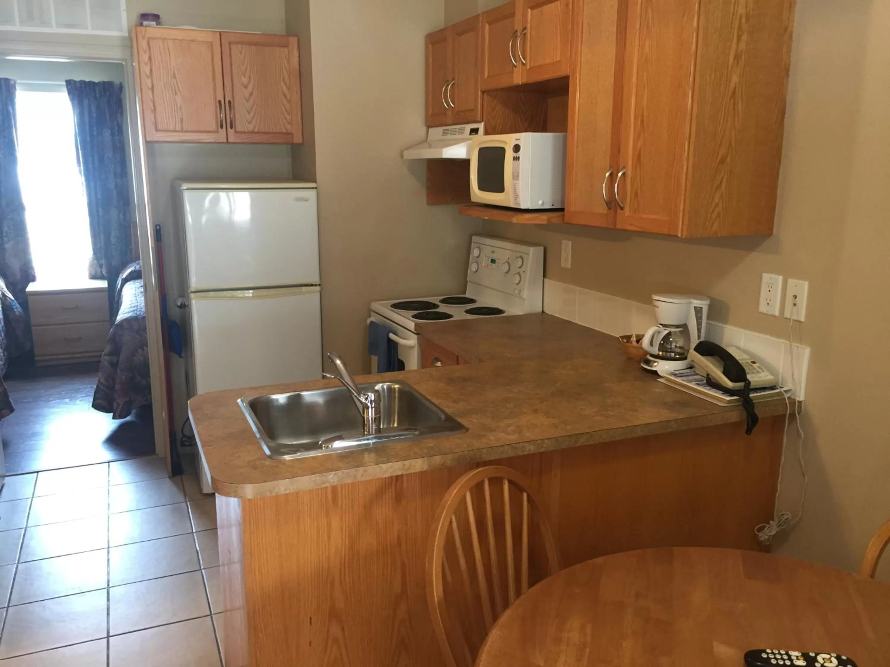 Kitchen or kitchenette in Avalon Inn