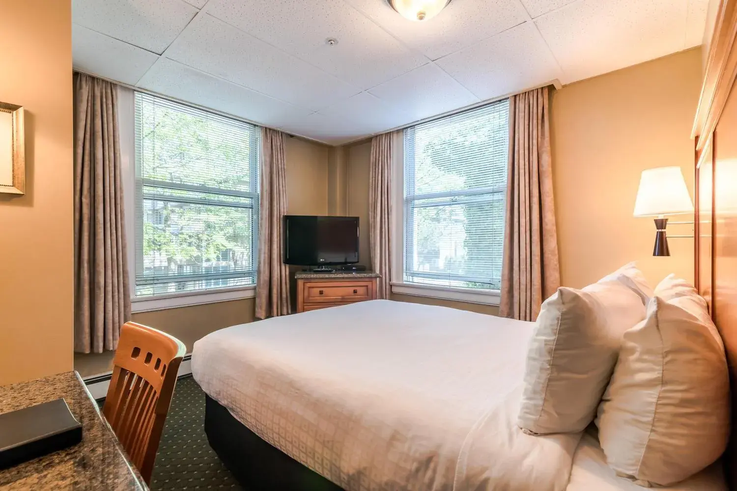 Standard Queen Room in The Sylvia Hotel Standard Queen Room in The Sylvia Hotel