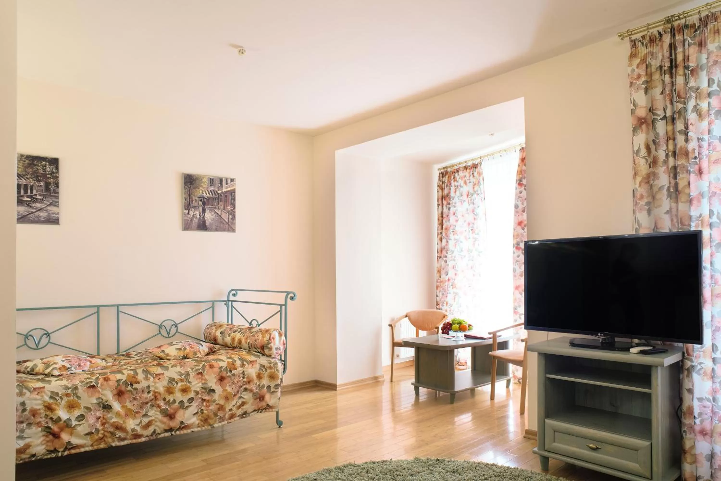 Photo of the whole room, TV/Entertainment Center in Oscar