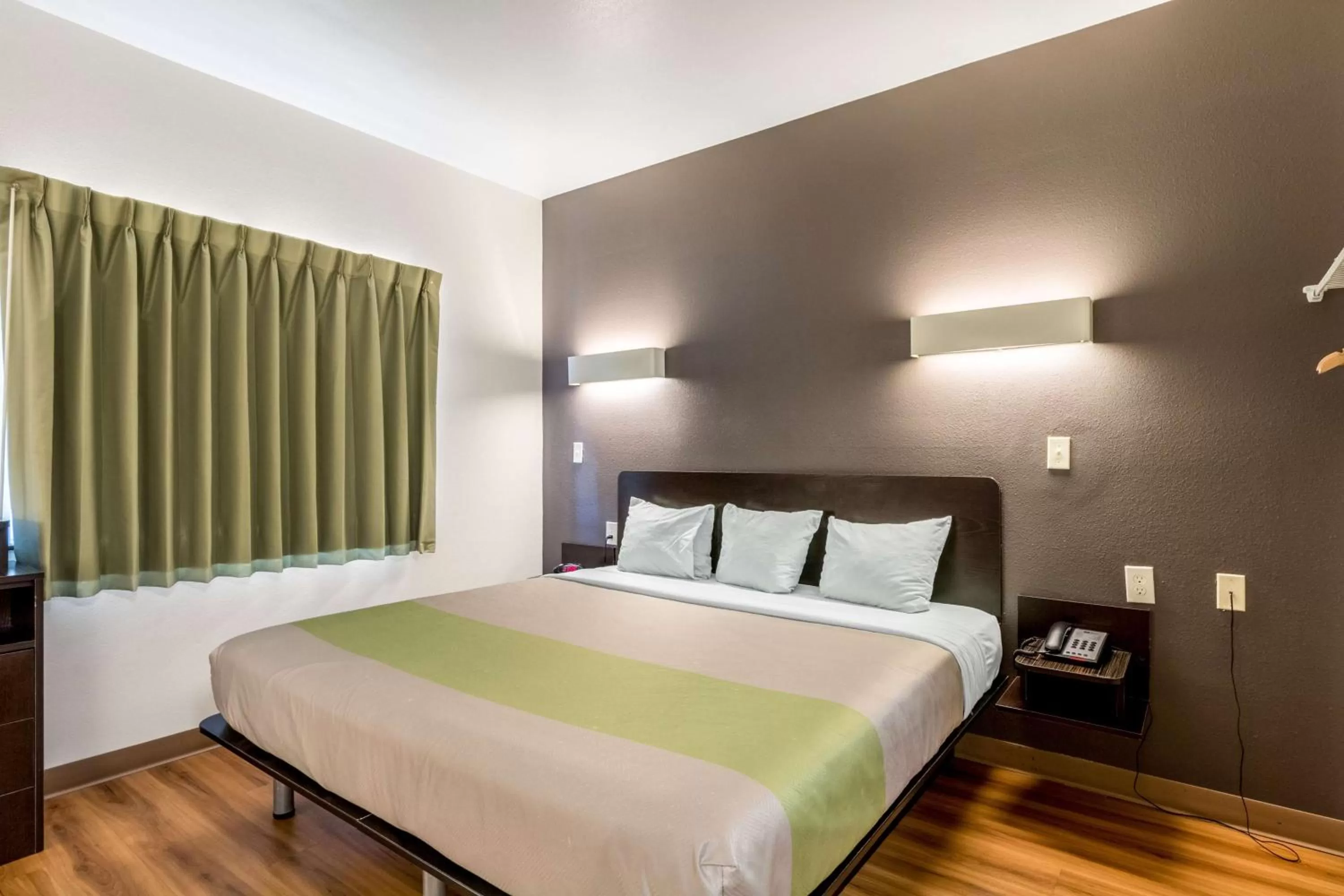 Photo of the whole room, Bed in Super 8 by Wyndham Kenedy