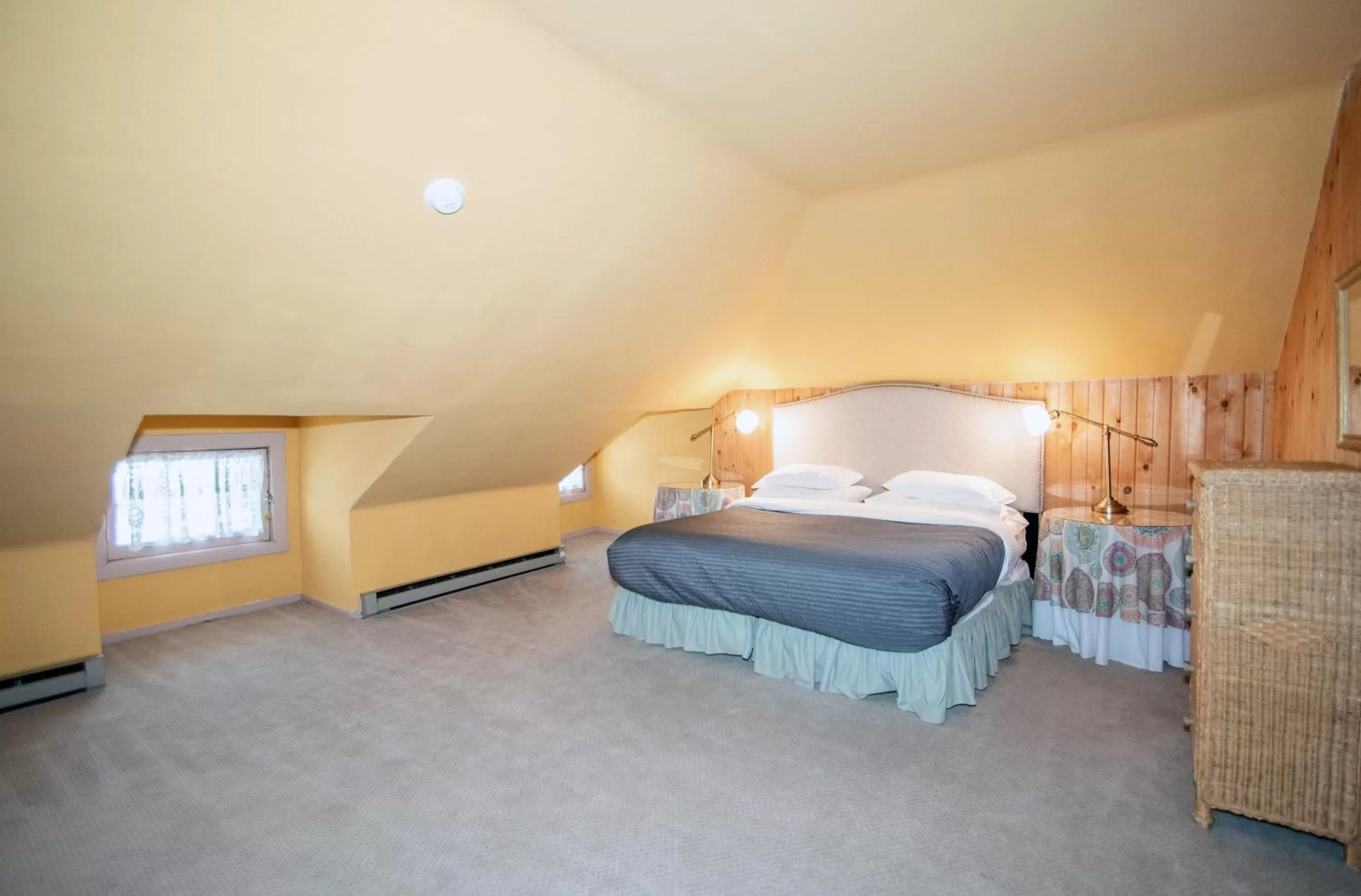 Bed in Looking Glass Inn