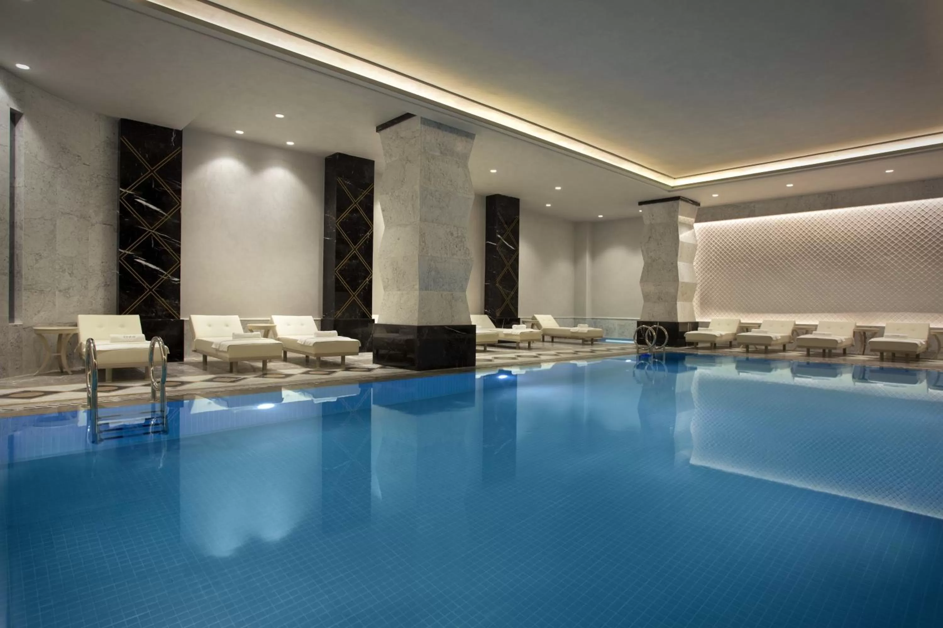 Swimming pool in Lazzoni Hotel